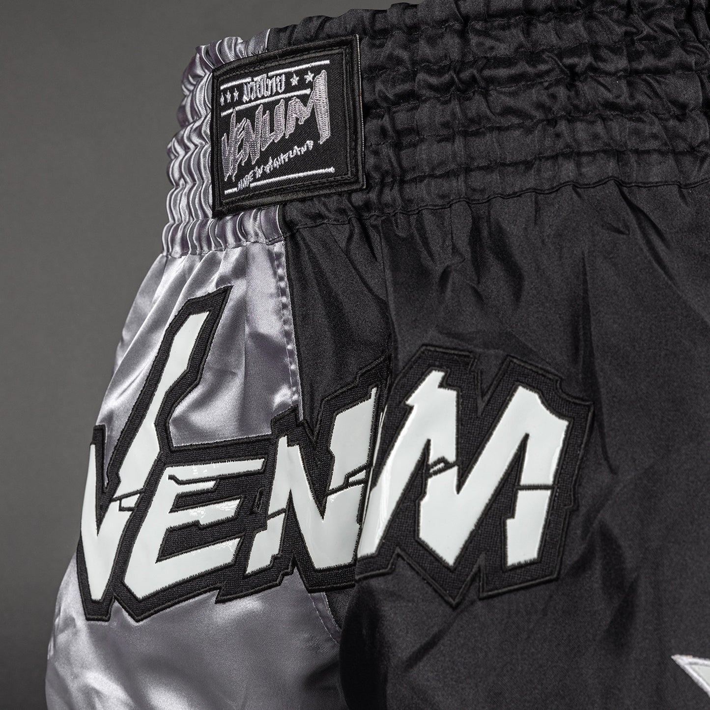 Venum Inferno 2.0 Pantalones Cortos de Muay Thai - Gris/Negro