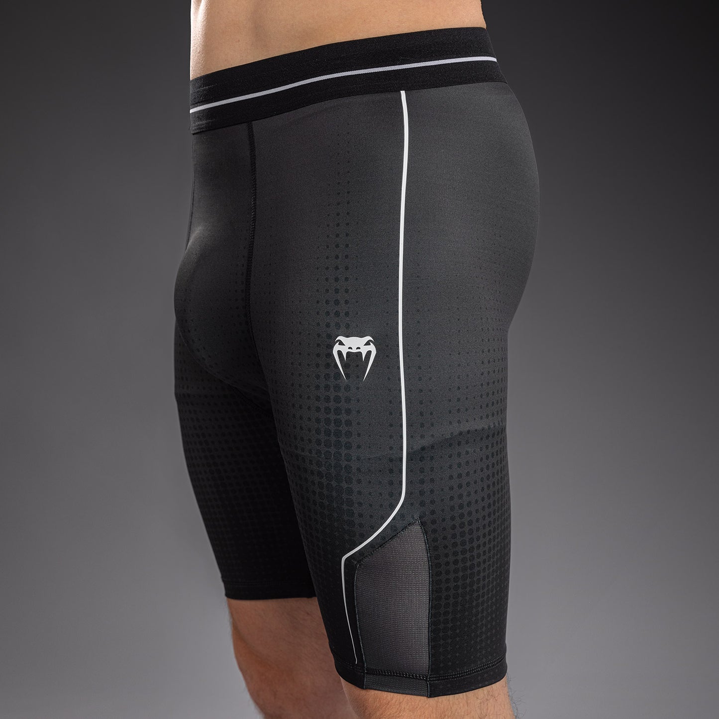 Venum Stealth Short de Compresión – Negro/Blanco