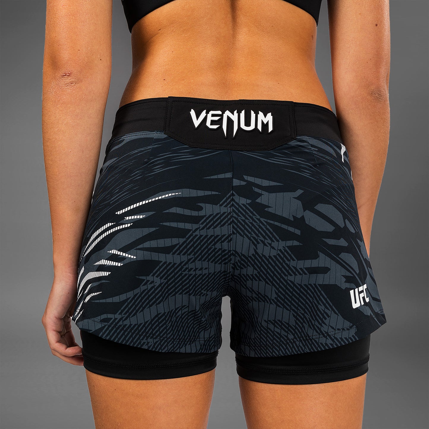 UFC Fusion by Venum Authentic Fight Night Shorts de Lucha para Mujer - Negro