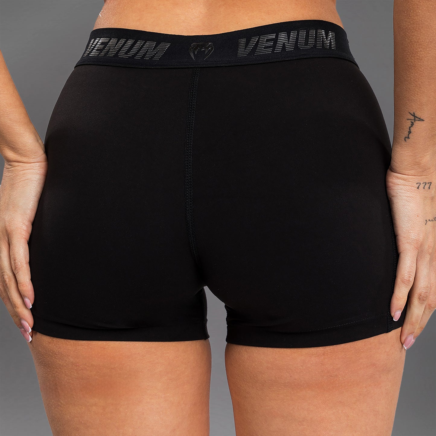 Venum Elevate Short Vale Tudo para mujer - Negro