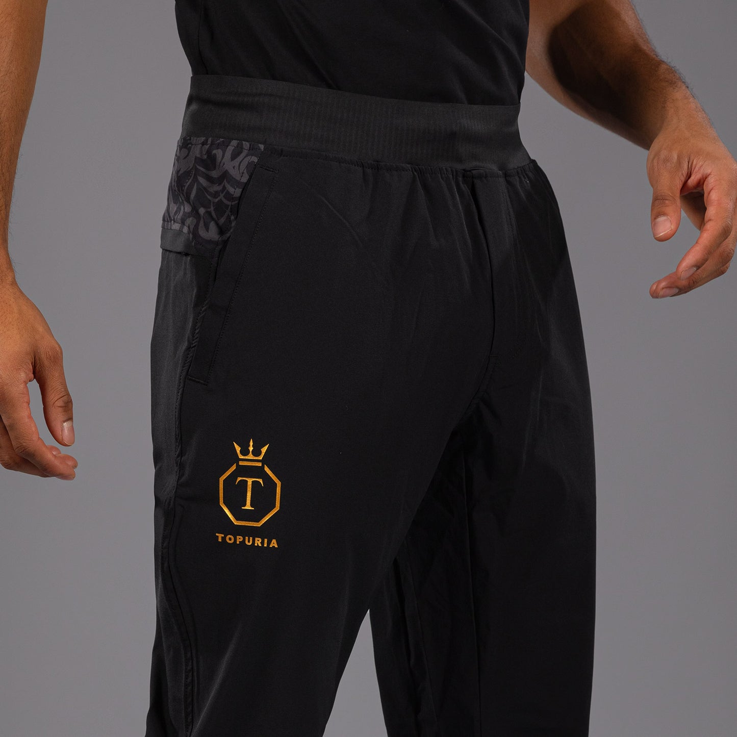 Venum x Topuria Unmatched Edition Pantalones de chándal - Negro/Dorado