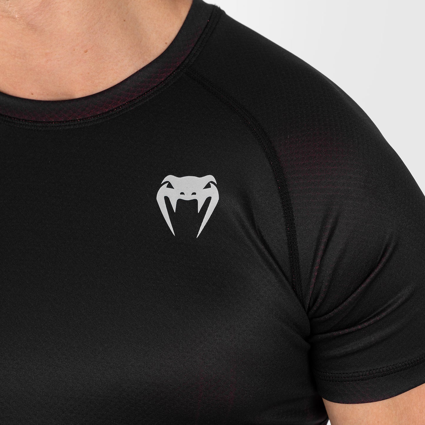 UFC Venum Performance Institute 2.0 Lycra de manga corta para hombre - Negro/Rojo