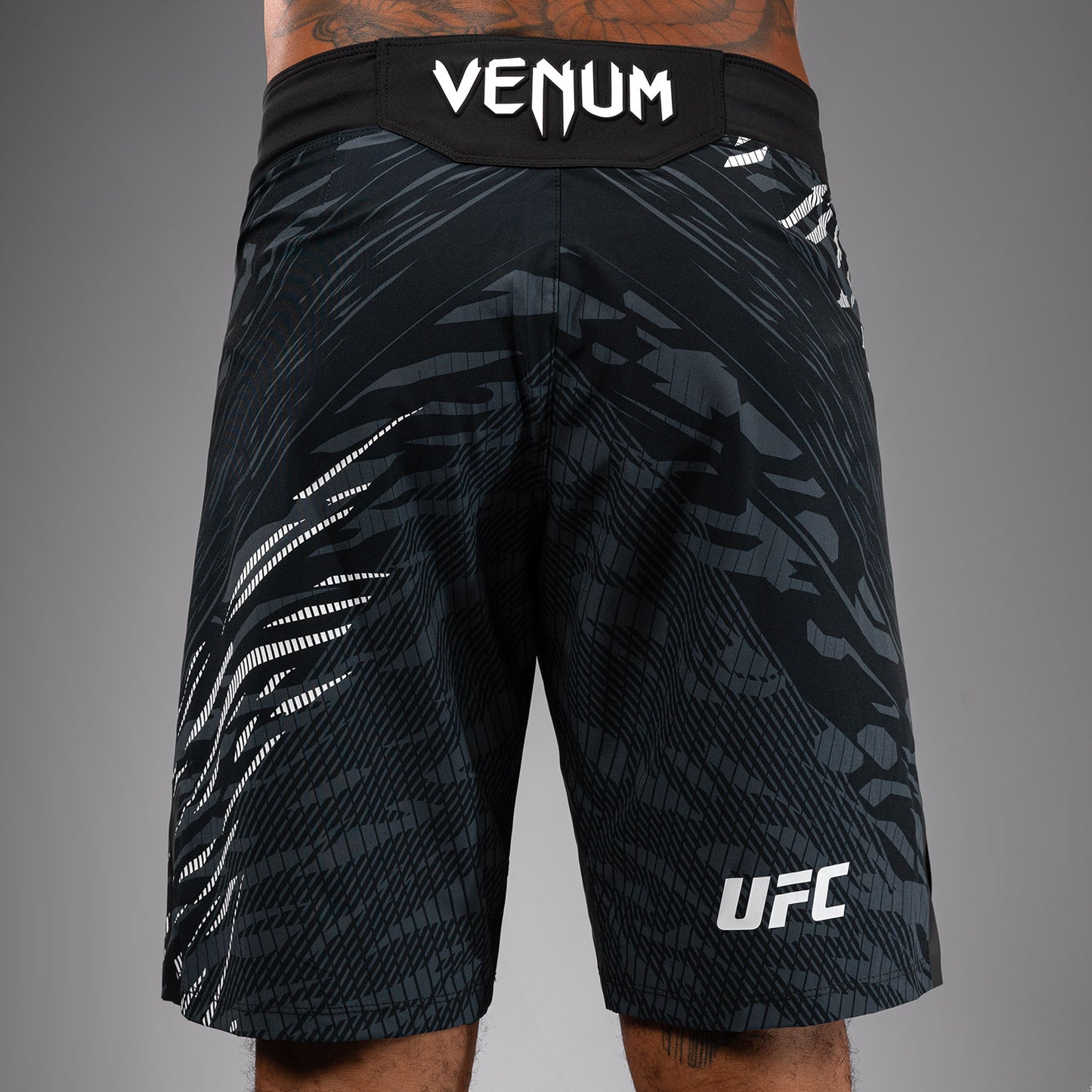 UFC Fusion by Venum Authentic Fight Night Shorts de Lucha para Hombre - Ajuste Largo - Negro