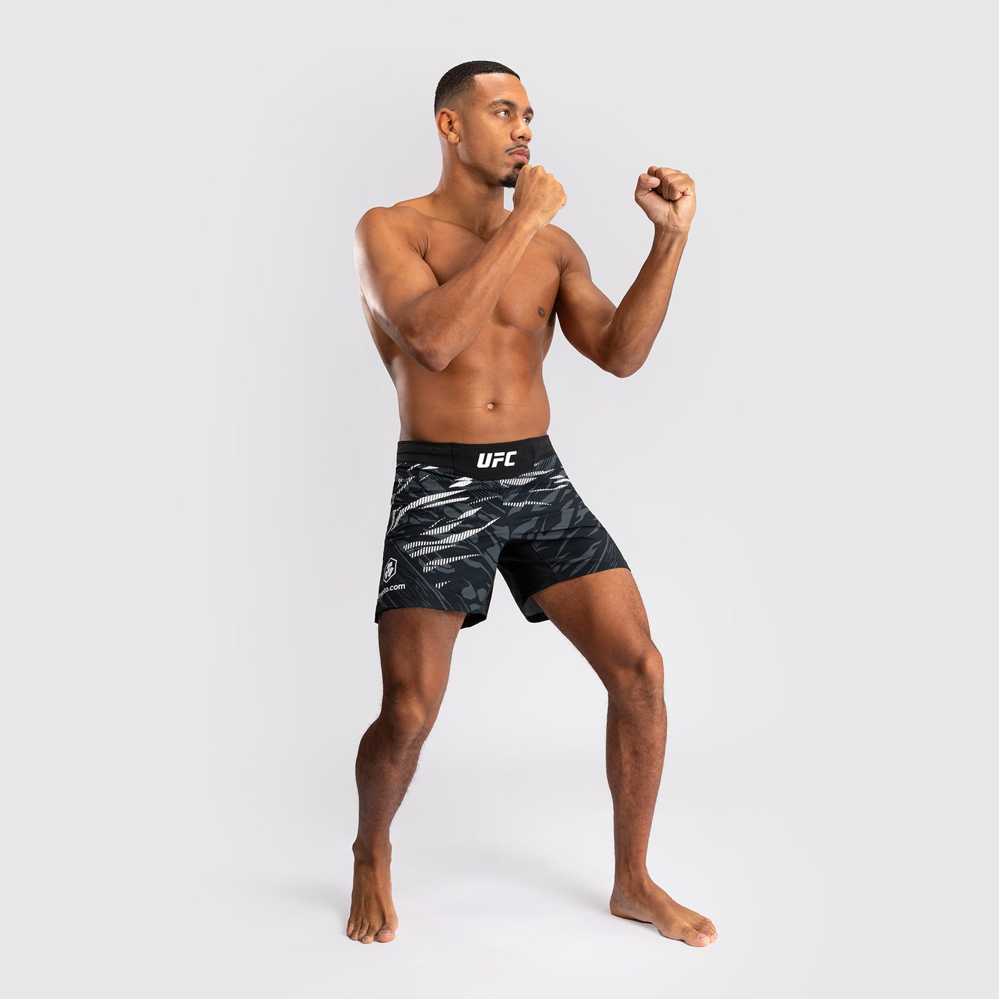UFC Fusion by Venum Personalizados Authentic Fight Night Shorts de Lucha para Hombre - Ajuste Corto - Negro