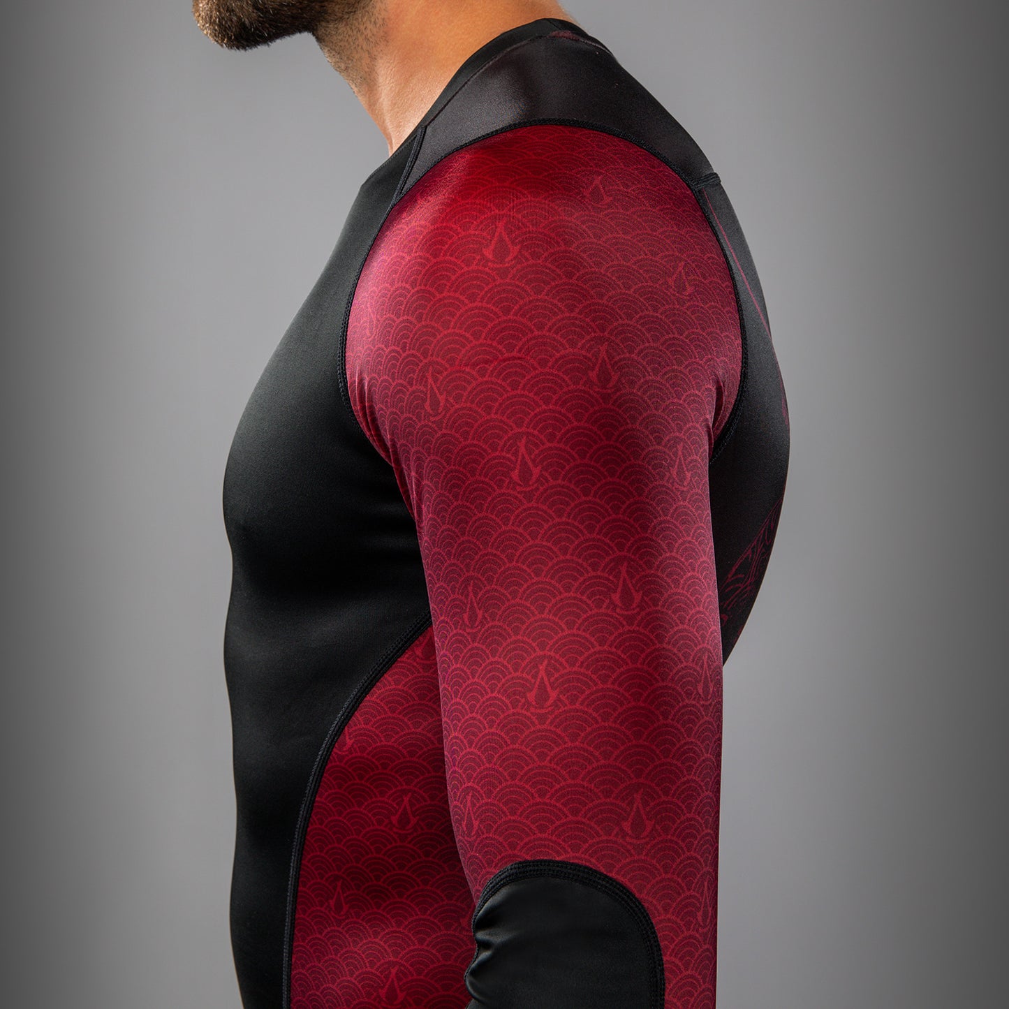 Venum x Assassin’s Creed Shadows Camiseta de Manga Larga Rashguard para Hombre - Burdeos/Negro
