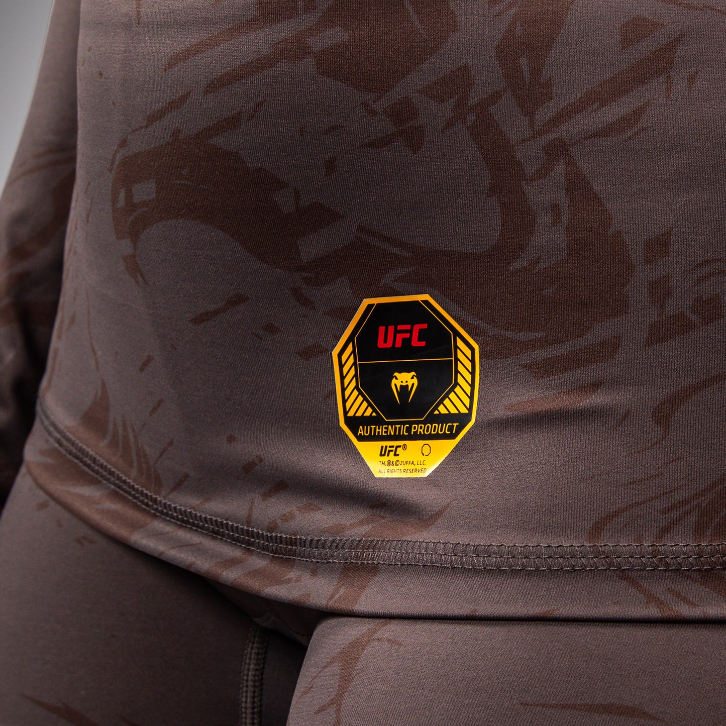 UFC Fusion by Venum Fight Week Rashguard de Manga Larga de Rendimiento para Mujer - Marrón tierra
