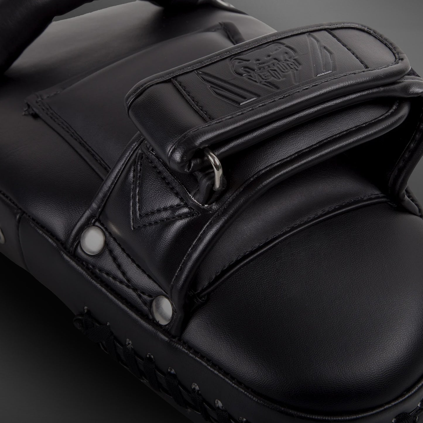 Venum Elite Manoplas Grandes de Enfoque – Negro/Negro