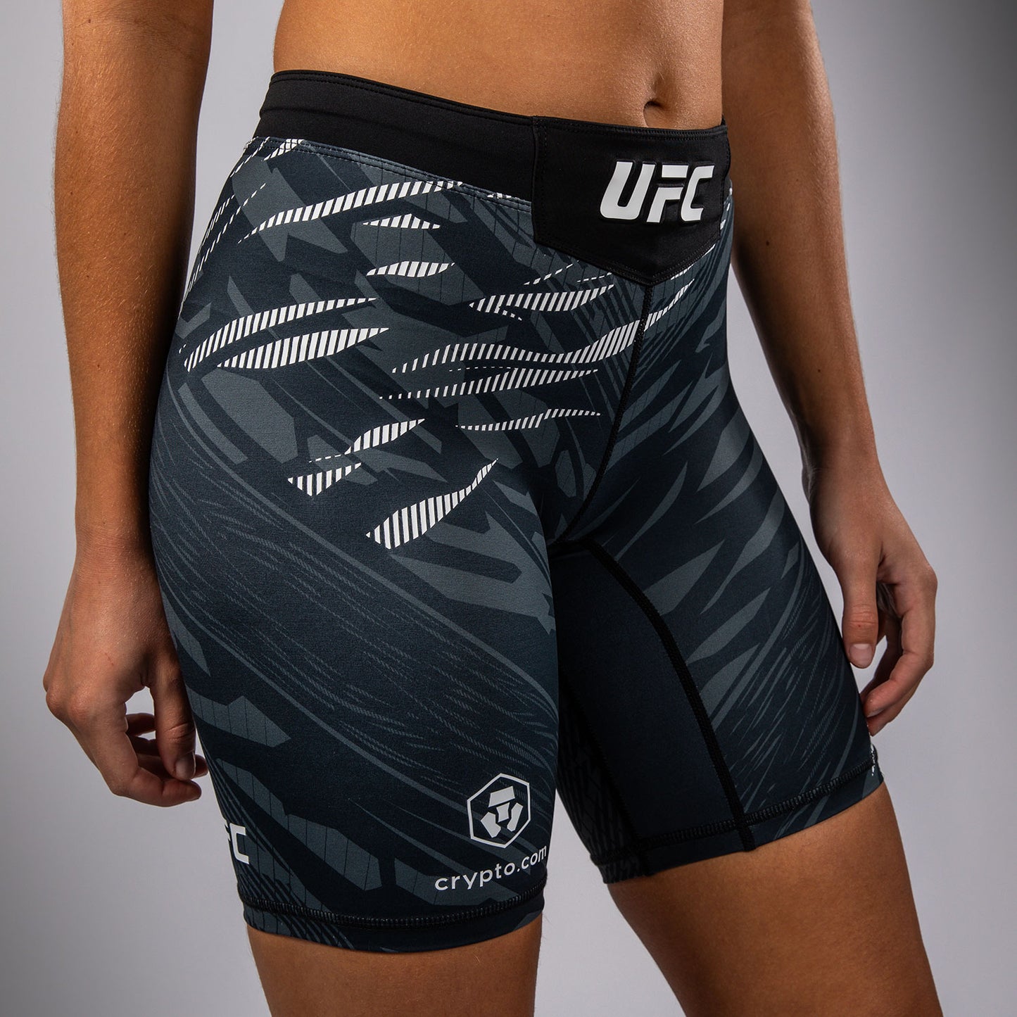 UFC Fusion by Venum Authentic Fight Night Vale Tudo Shorts para Mujer - Ajuste Largo - Negro