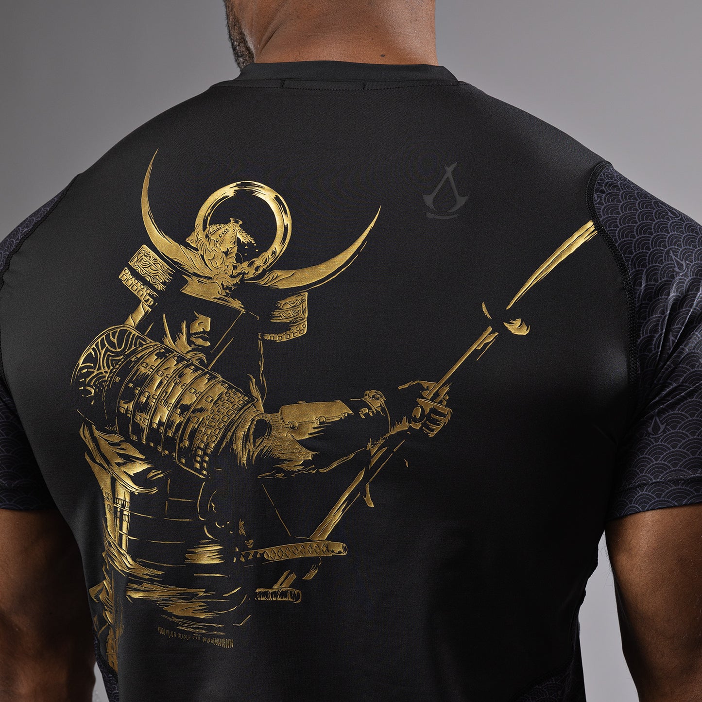 Venum x Assassin’s Creed Shadows Camiseta Dry-Tech Hombre - Negra/Oro