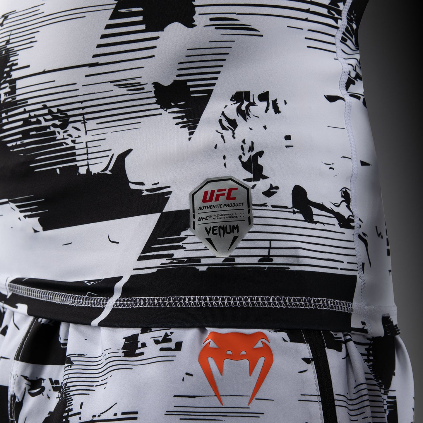 UFC Zenith by Venum Authentic Fight Week Rashguard de manga larga Performance Hombre - Blanco