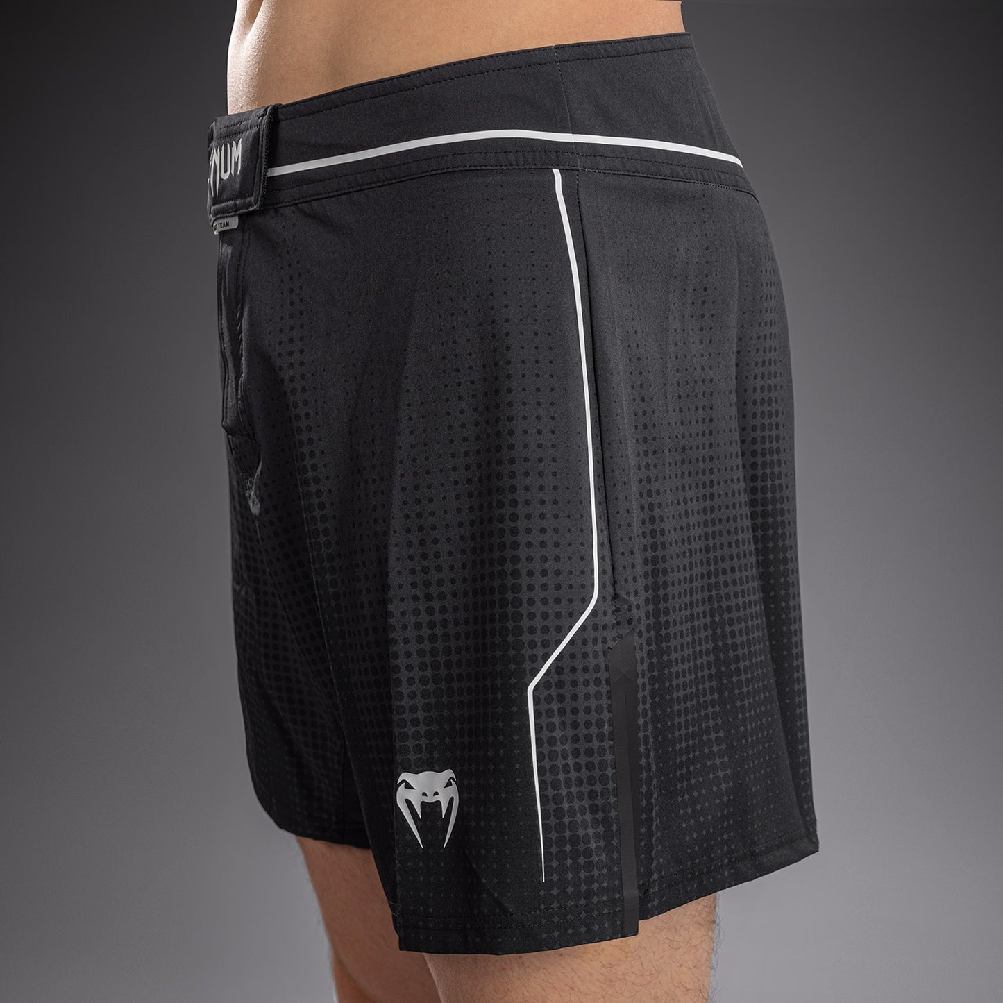 Venum Stealth Short de Combate – Negro/Blanco