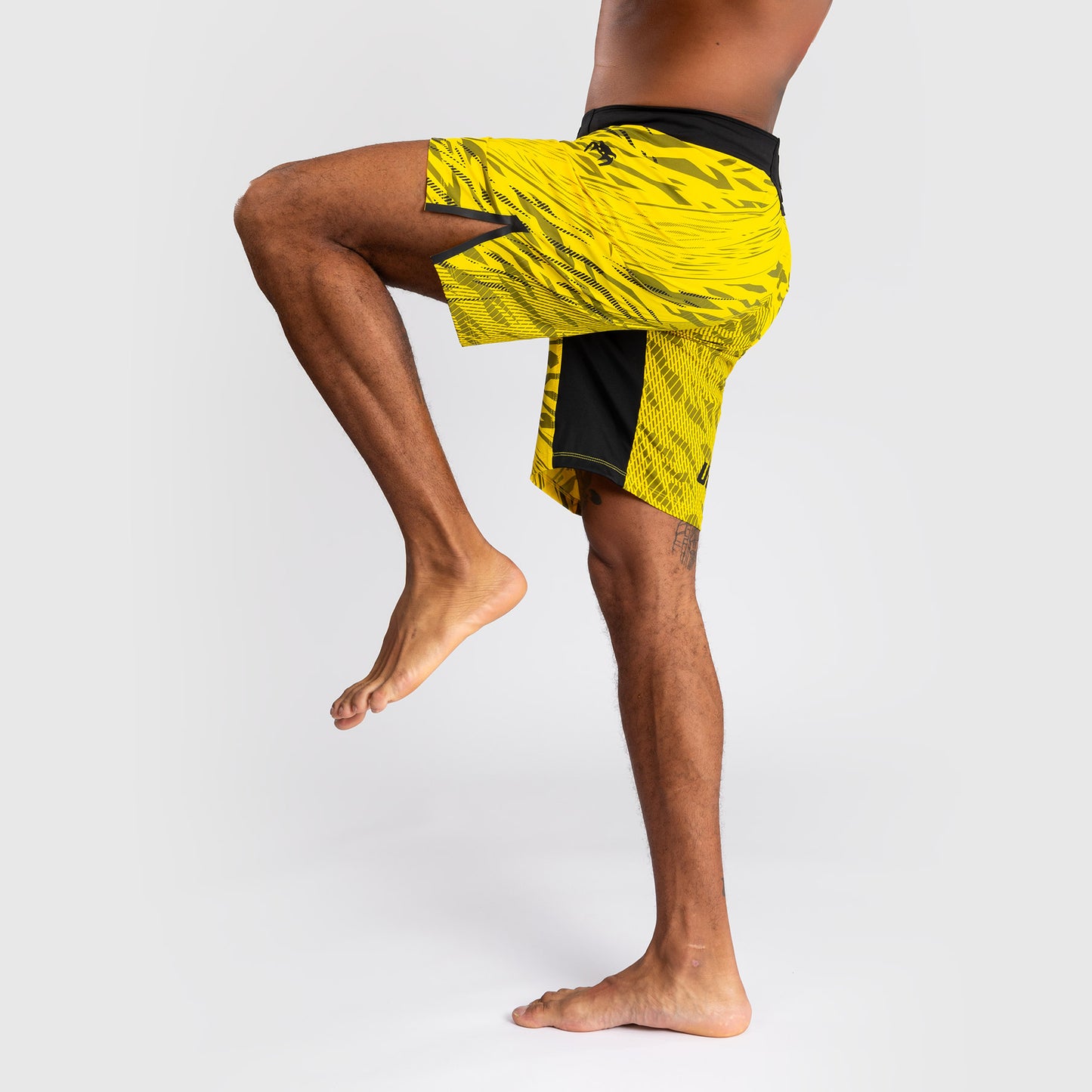 UFC Fusion by Venum Authentic Fight Night Shorts de Lucha para Hombre - Ajuste Largo - Amarillo