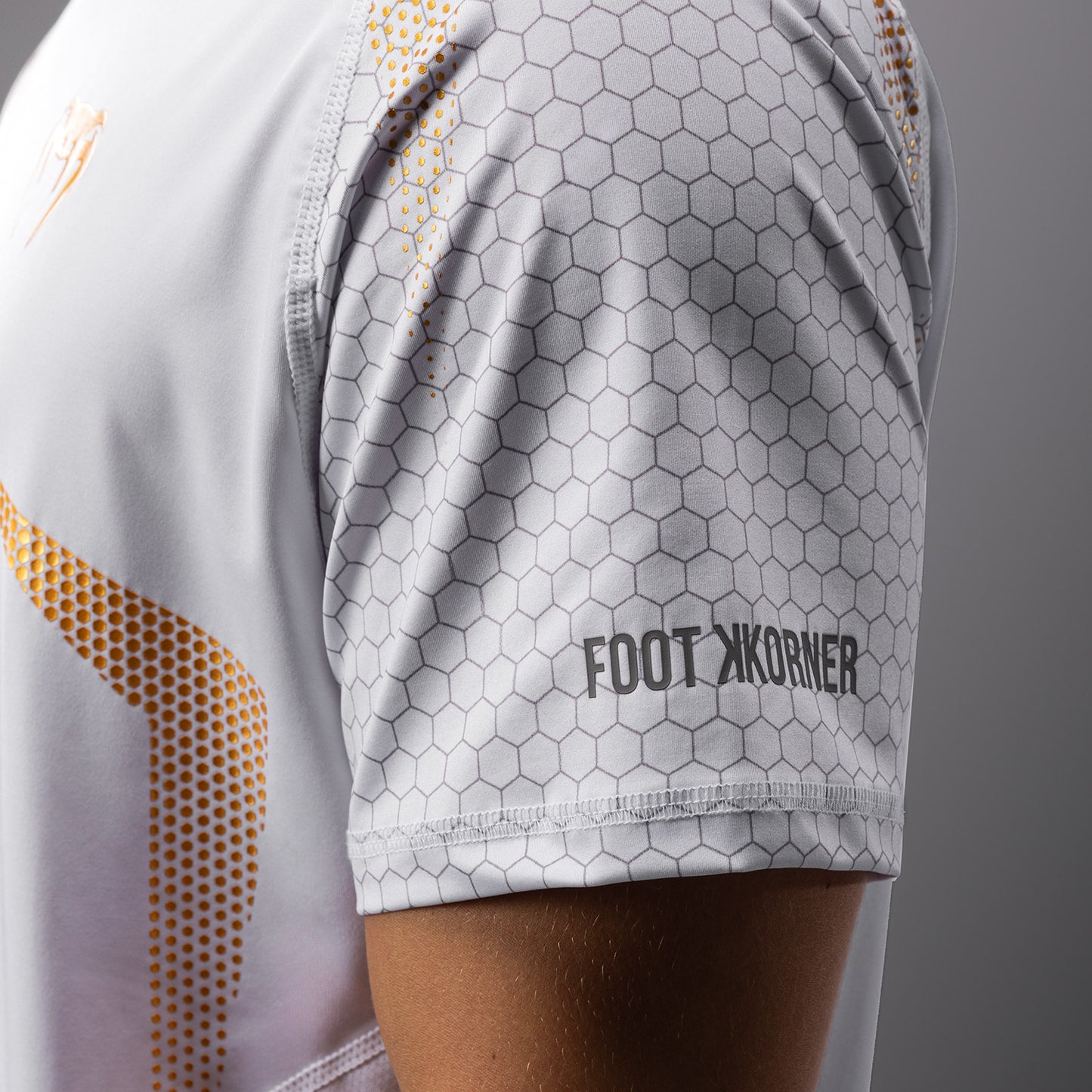 FK x Venum Hexagone MMA Camiseta - Blanca/Oro