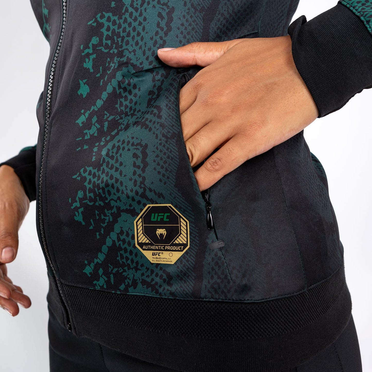 UFC Adrenaline by Venum Authentic Fight Night Sudadera con capucha Walkout para mujer - Emerald Edition - Verde/Negro/Dorado