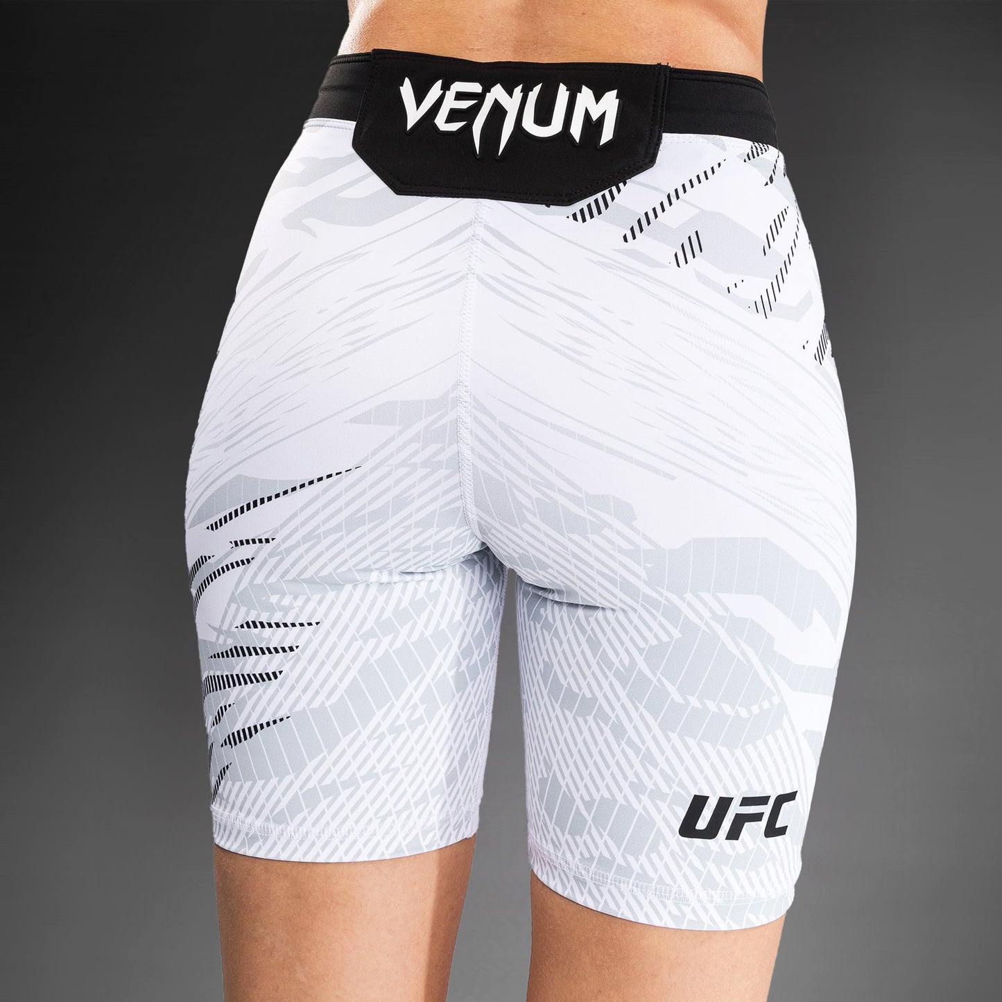 UFC Fusion by Venum Authentic Fight Night Vale Tudo Shorts para Mujer - Ajuste Largo - Blanco