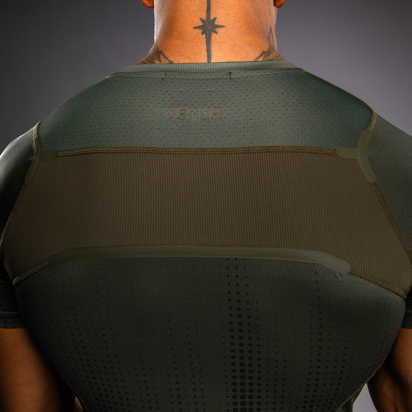 Venum Stealth Rashguard Manga Corta – Caqui/Verde Oscuro