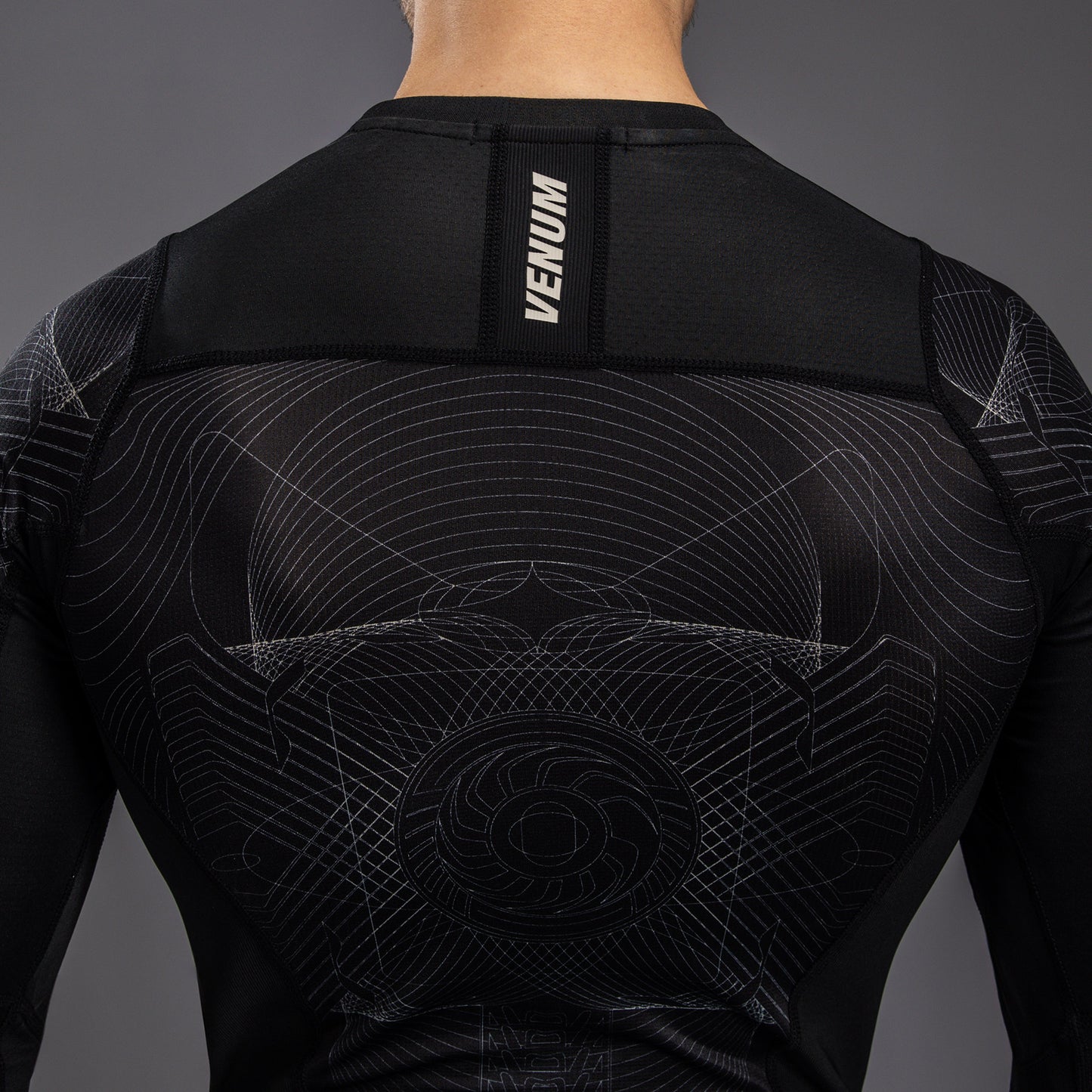 Venum G-Fit Air Rashguard de Manga Larga para Hombre - Negro Profundo/Arena del desierto