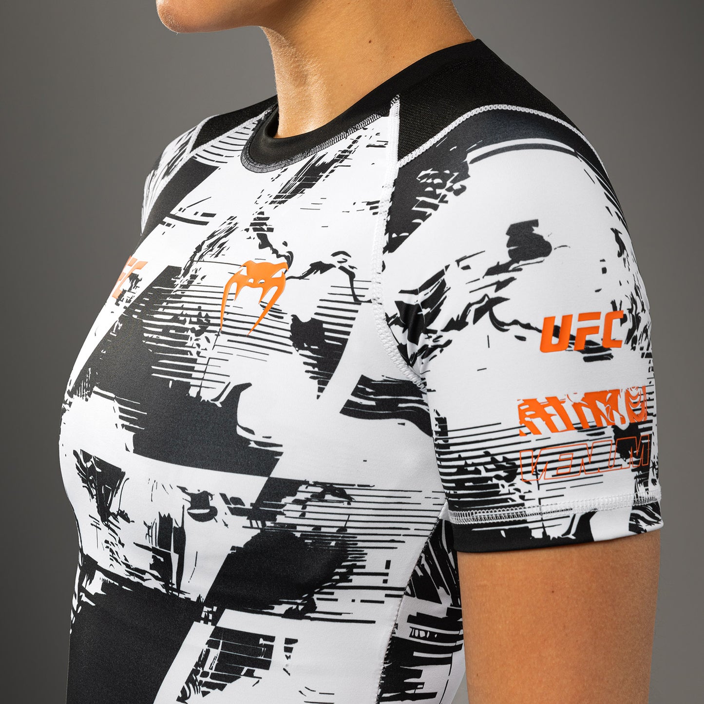 UFC Zenith by Venum Authentic Fight Week Rashguard de manga corta Performance Mujer - Blanco