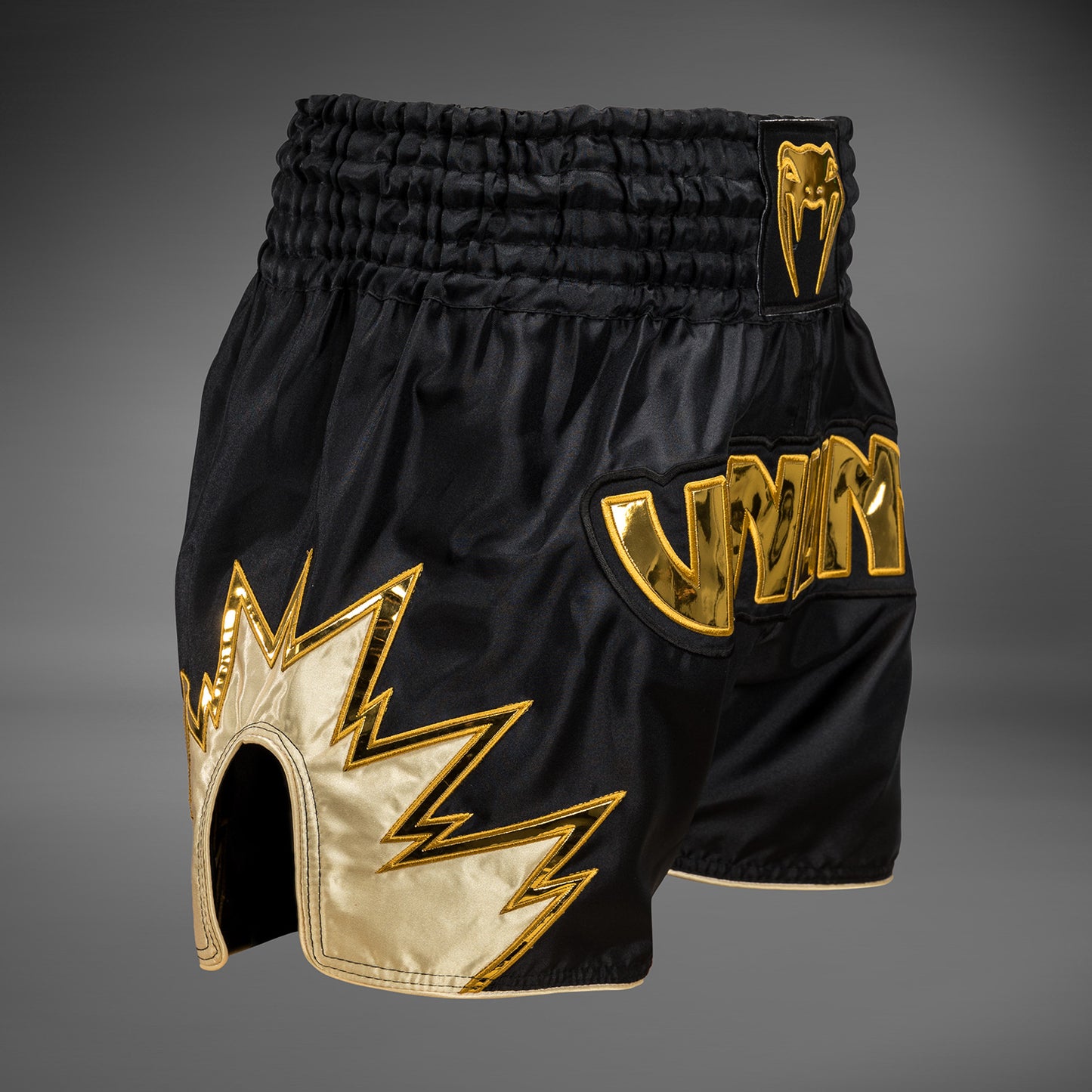 Venum Inferno Pantalones cortos de Muay Thai - Negro/Oro