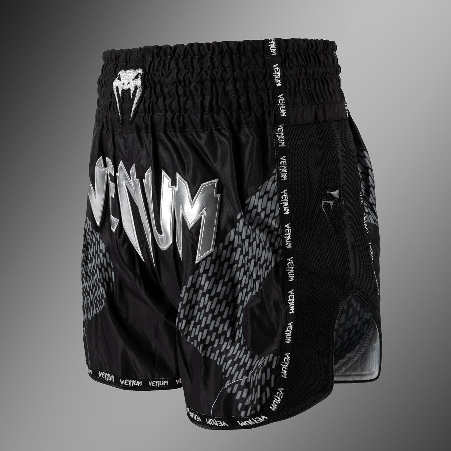 Venum Nexus Pantalones Cortos de Muay Thai – Negro/Plata