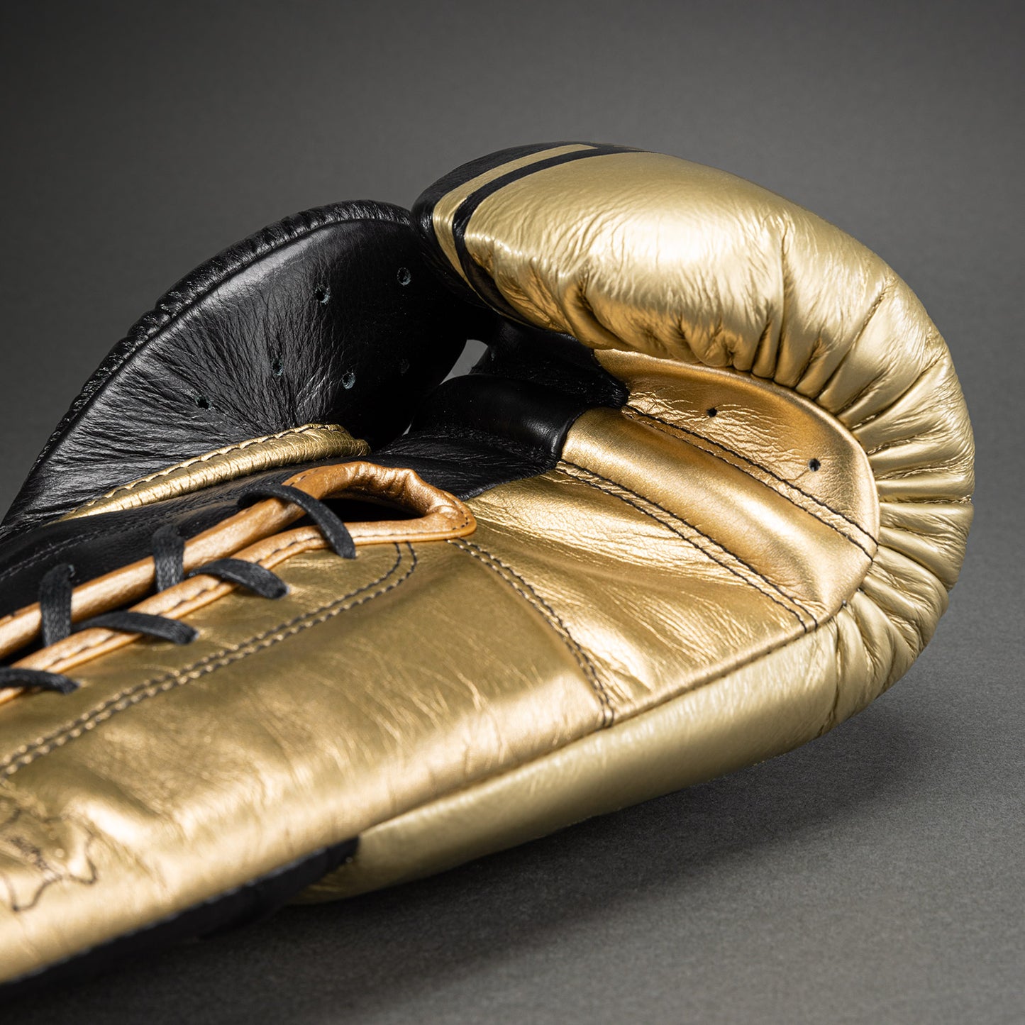 Guantes de boxeo profesionales Venum Shield con cordones - Negro/Dorado