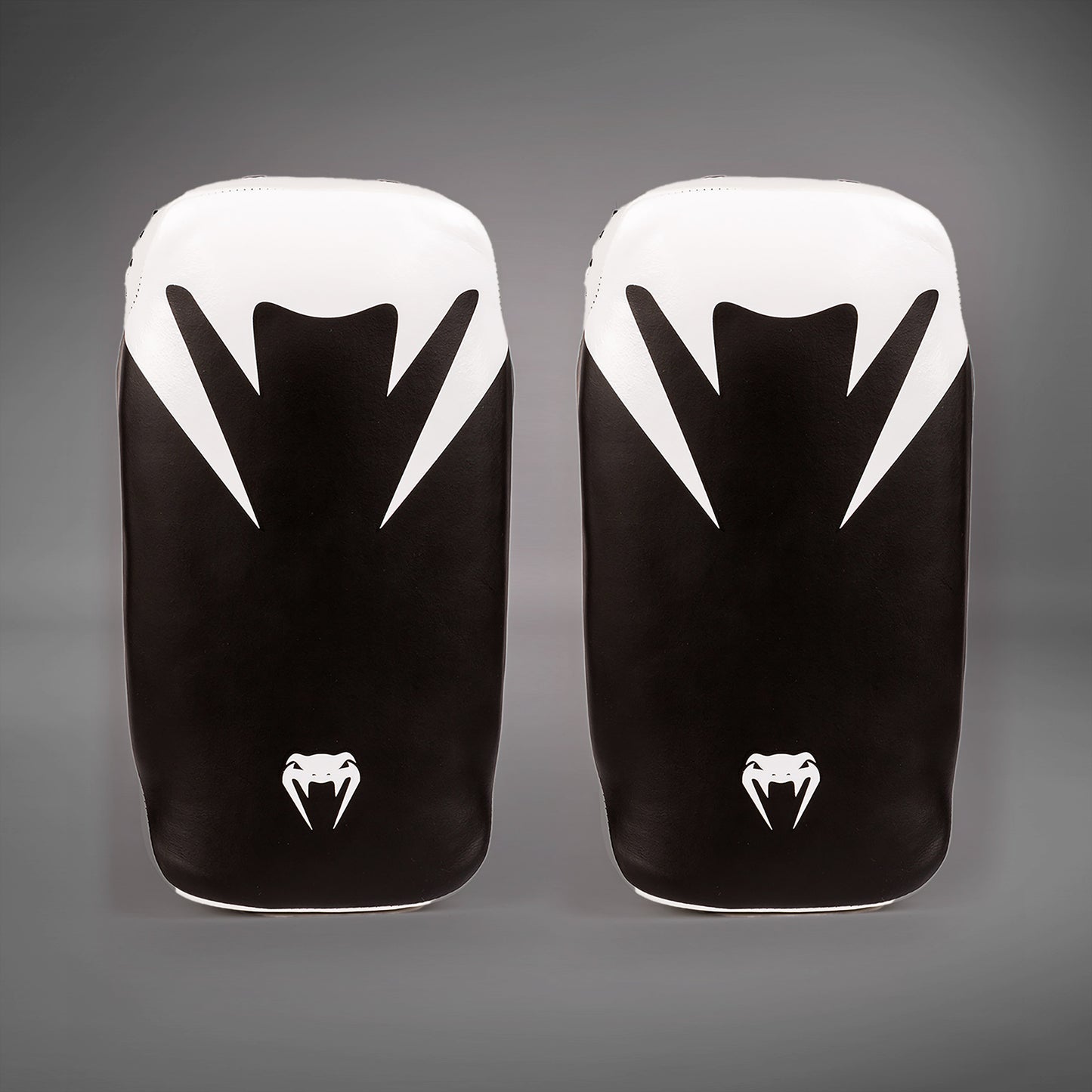 Venum Giant Kick Pads – Negro/Oro (Par)