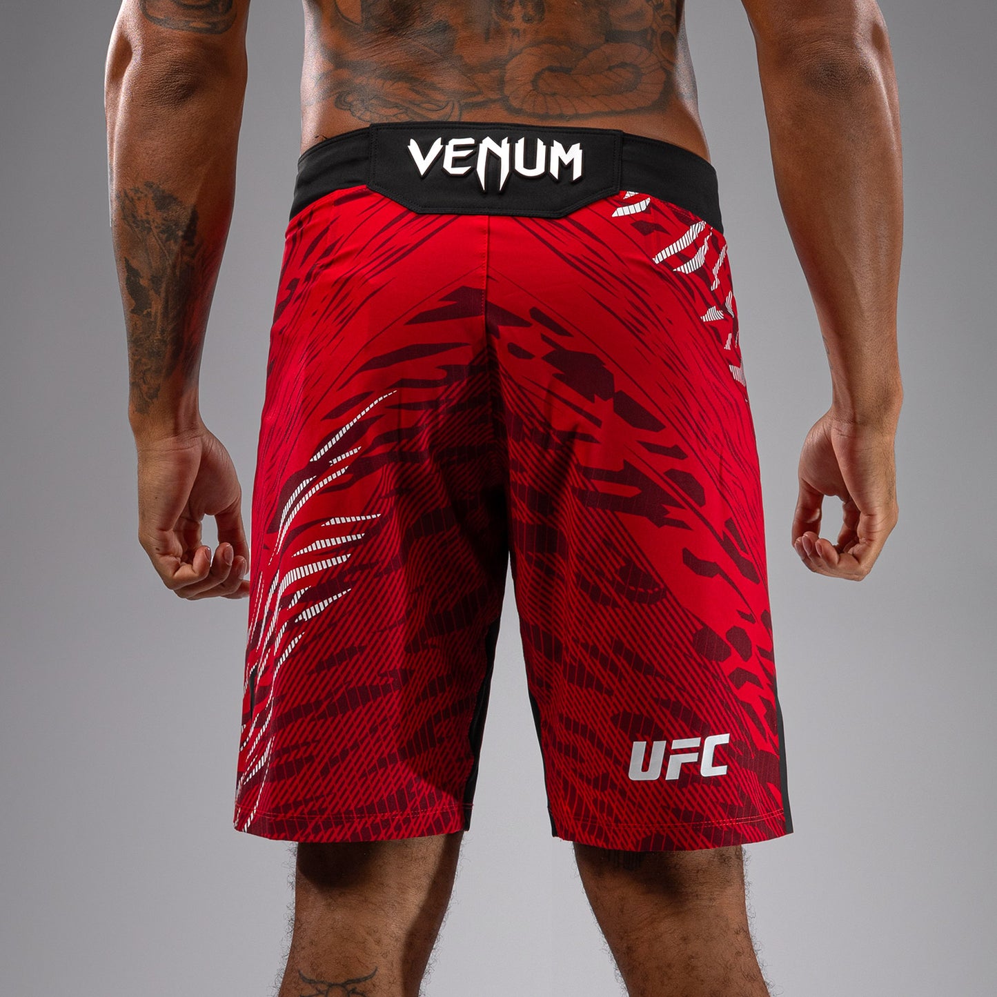 UFC Fusion by Venum Authentic Fight Night Shorts de Lucha para Hombre - Ajuste Largo - Rojo