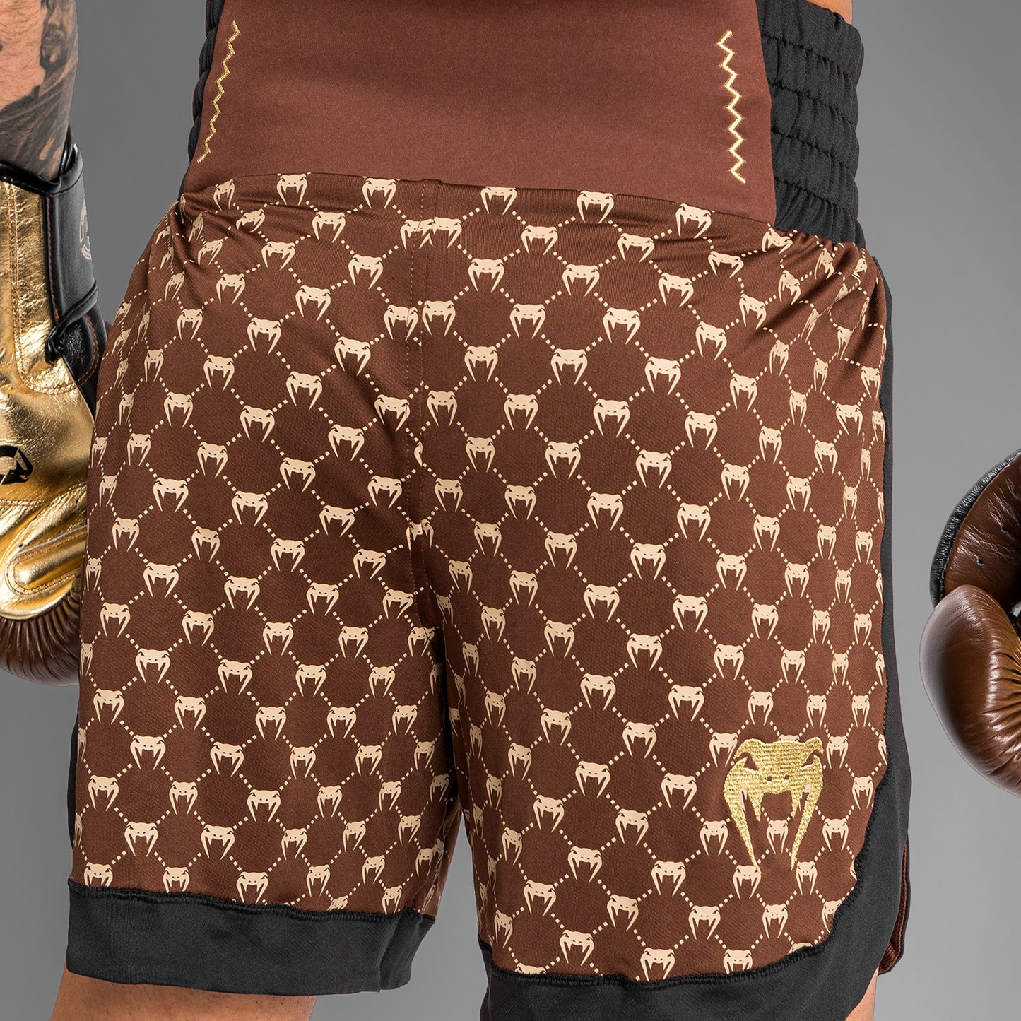Shorts de Boxeo Venum Monogram - Negro/Marrón