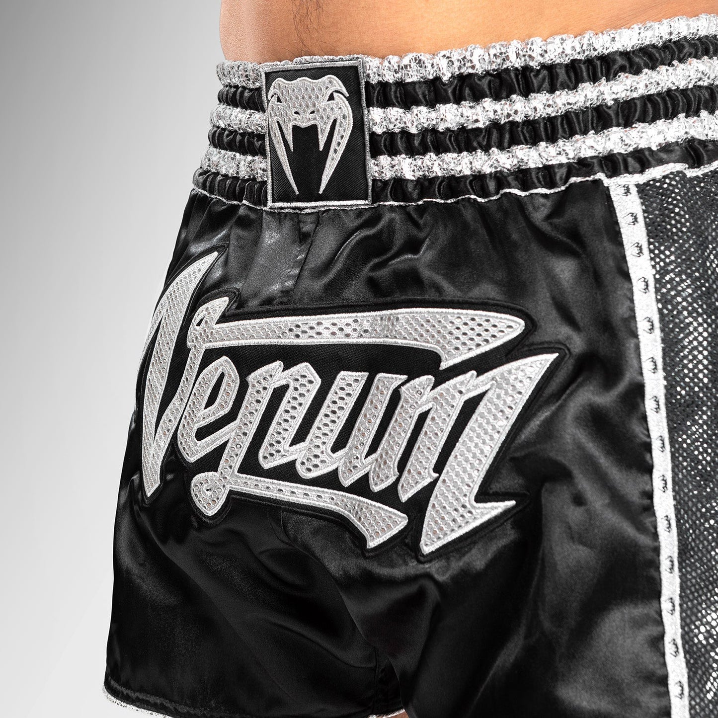 Pantalones Cortos Muay Thai Venum Absolute 2.0 - Negro/Plata