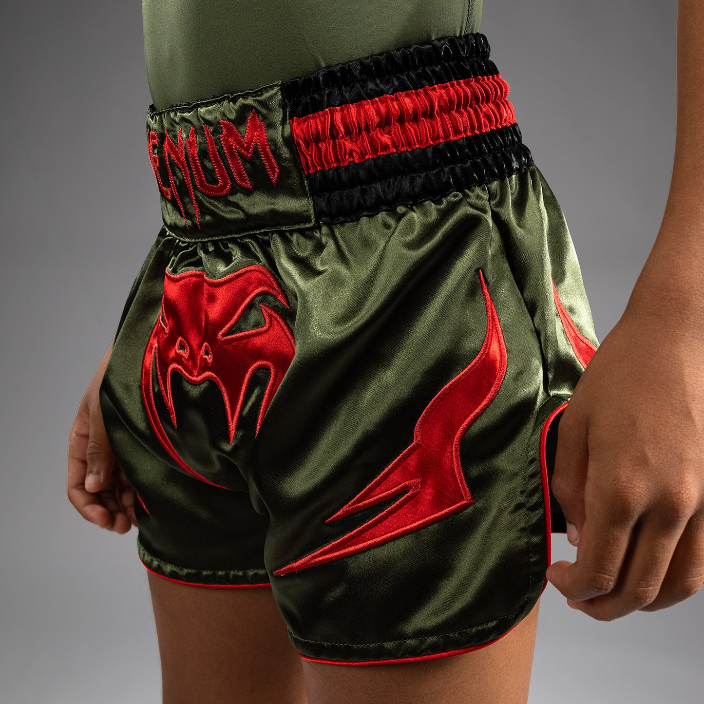 Venum Inferno Pantalones Cortos de Muay Thai para Niños - Verde Ejército/Naranja