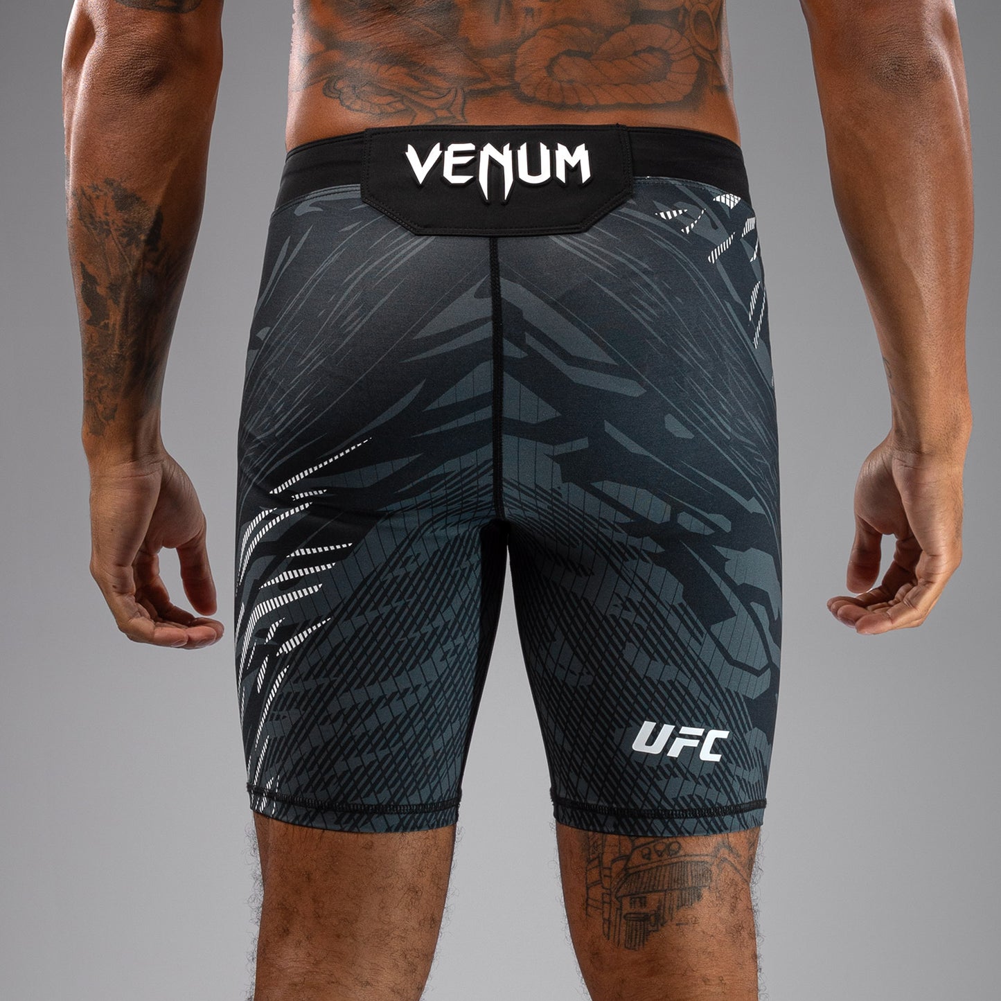 UFC Fusion by Venum Personalizados Authentic Fight Night Vale Tudo Shorts para Hombre - Negro