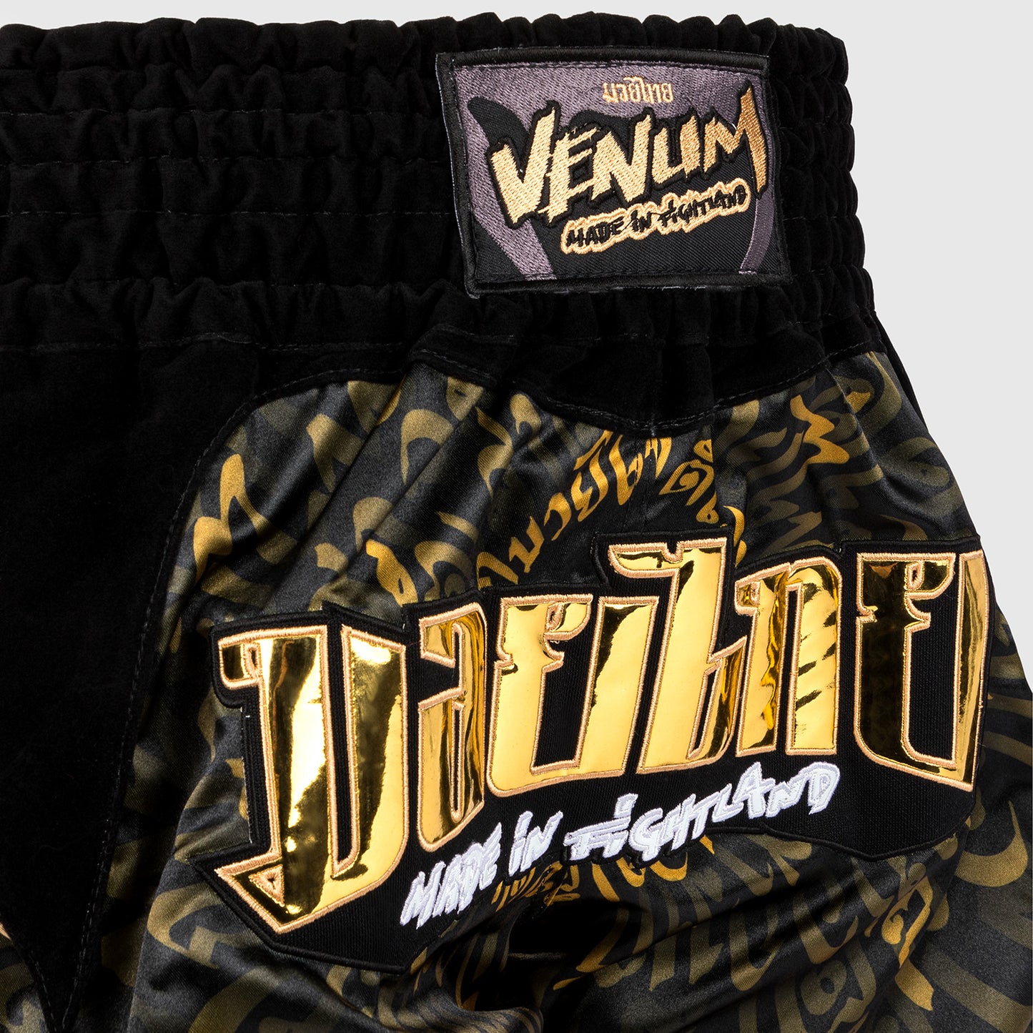 Venum Attack Shorts de Muay Thai - Negro/Oro