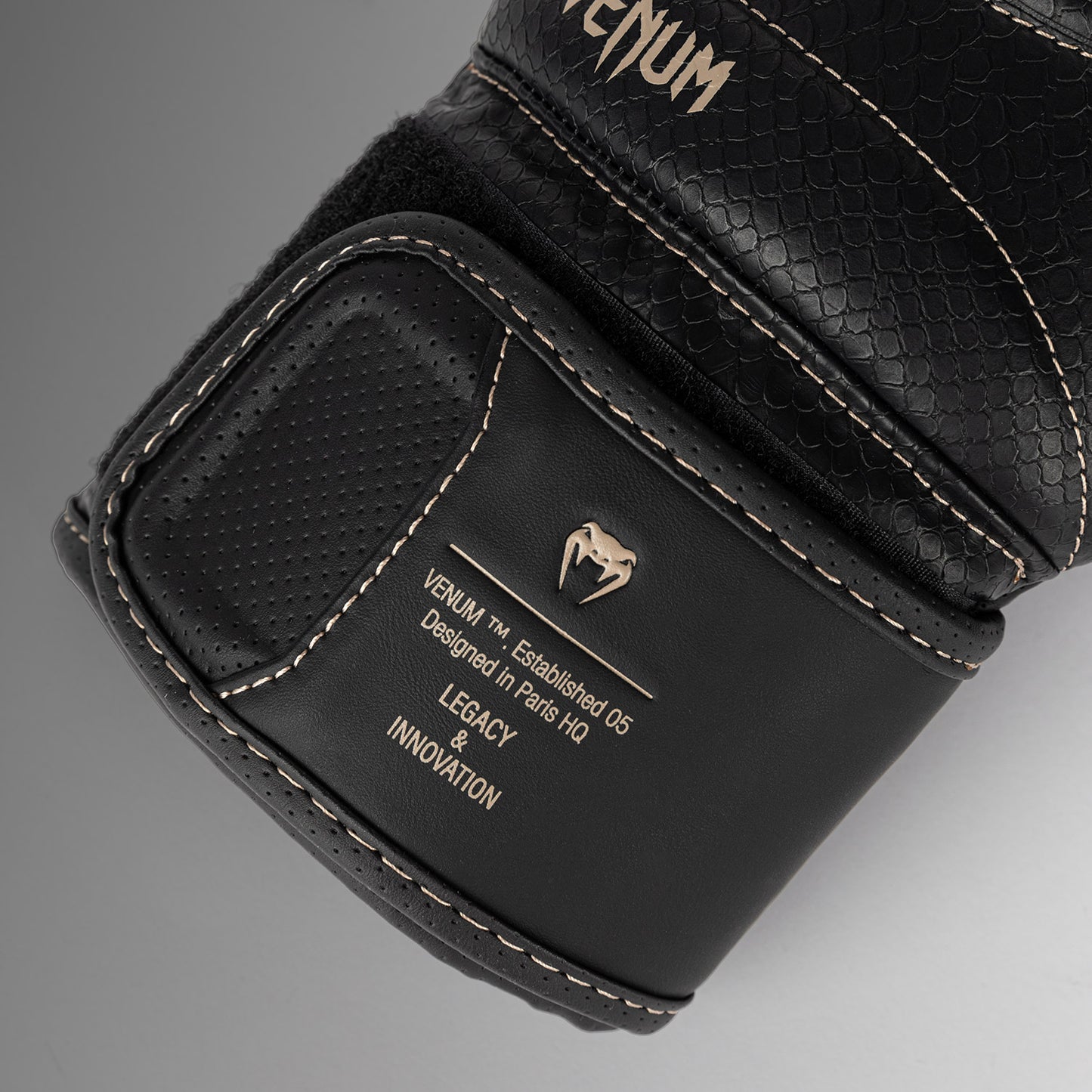 Venum Impact Evo Scales Guantes de Boxeo – Negro