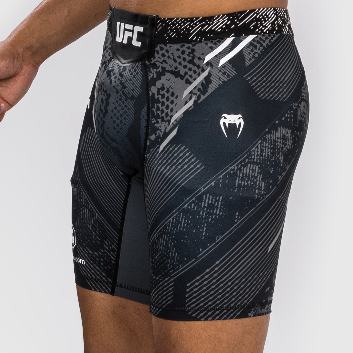 UFC Adrenaline by Venum Authentic Fight Night Pantalón Corto Vale Tudo para Hombre - Negro