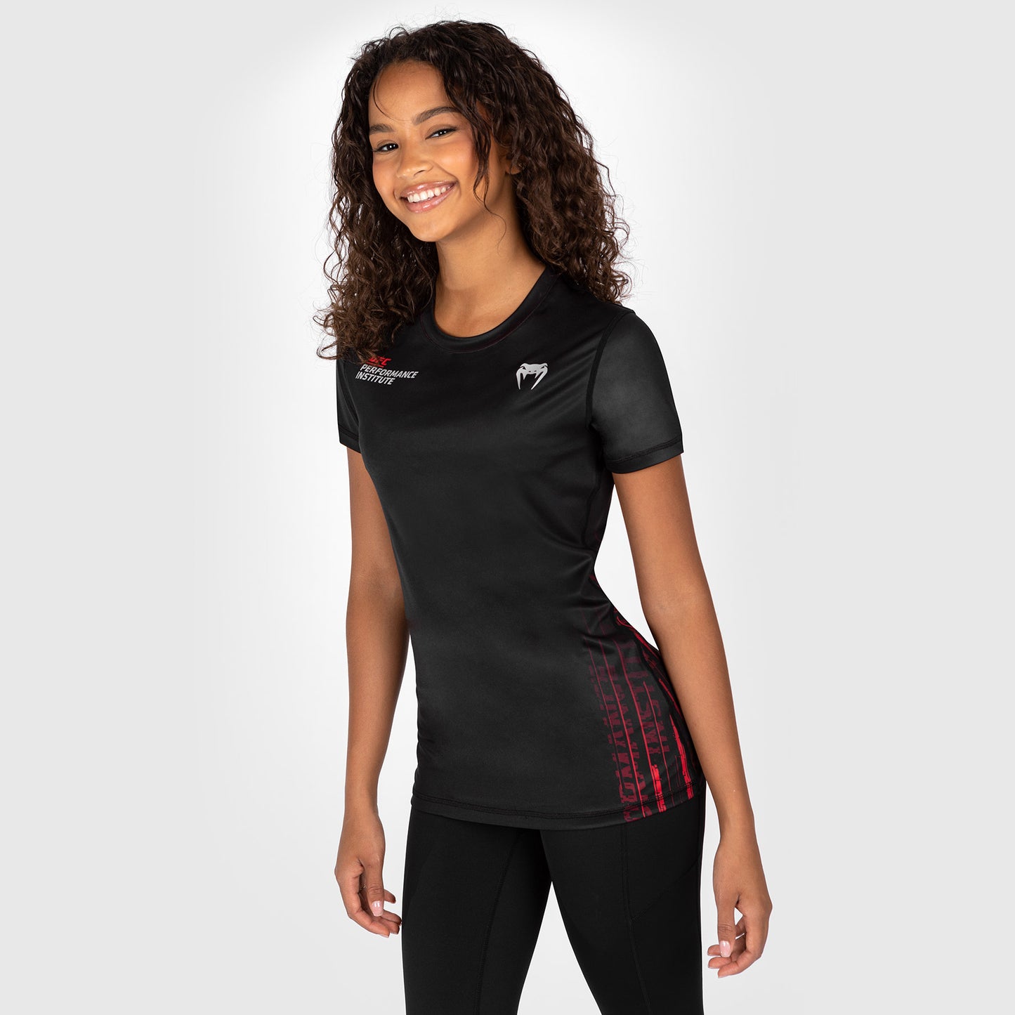 UFC Venum Performance Institute 2.0 Camiseta Dry-Tech para Mujer - Negra/Roja