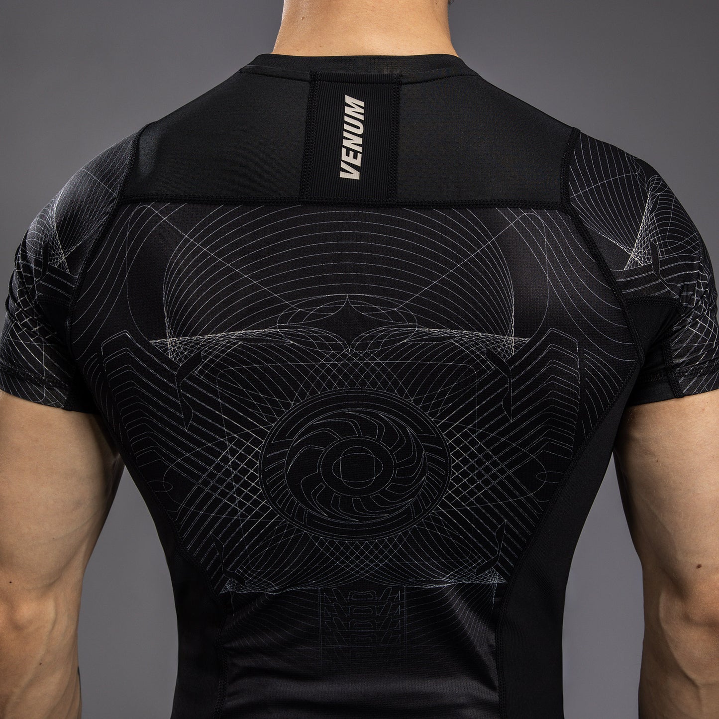 Venum G-Fit Air Rashguard de Manga Corta para Hombre - Negro Profundo/Arena del desierto