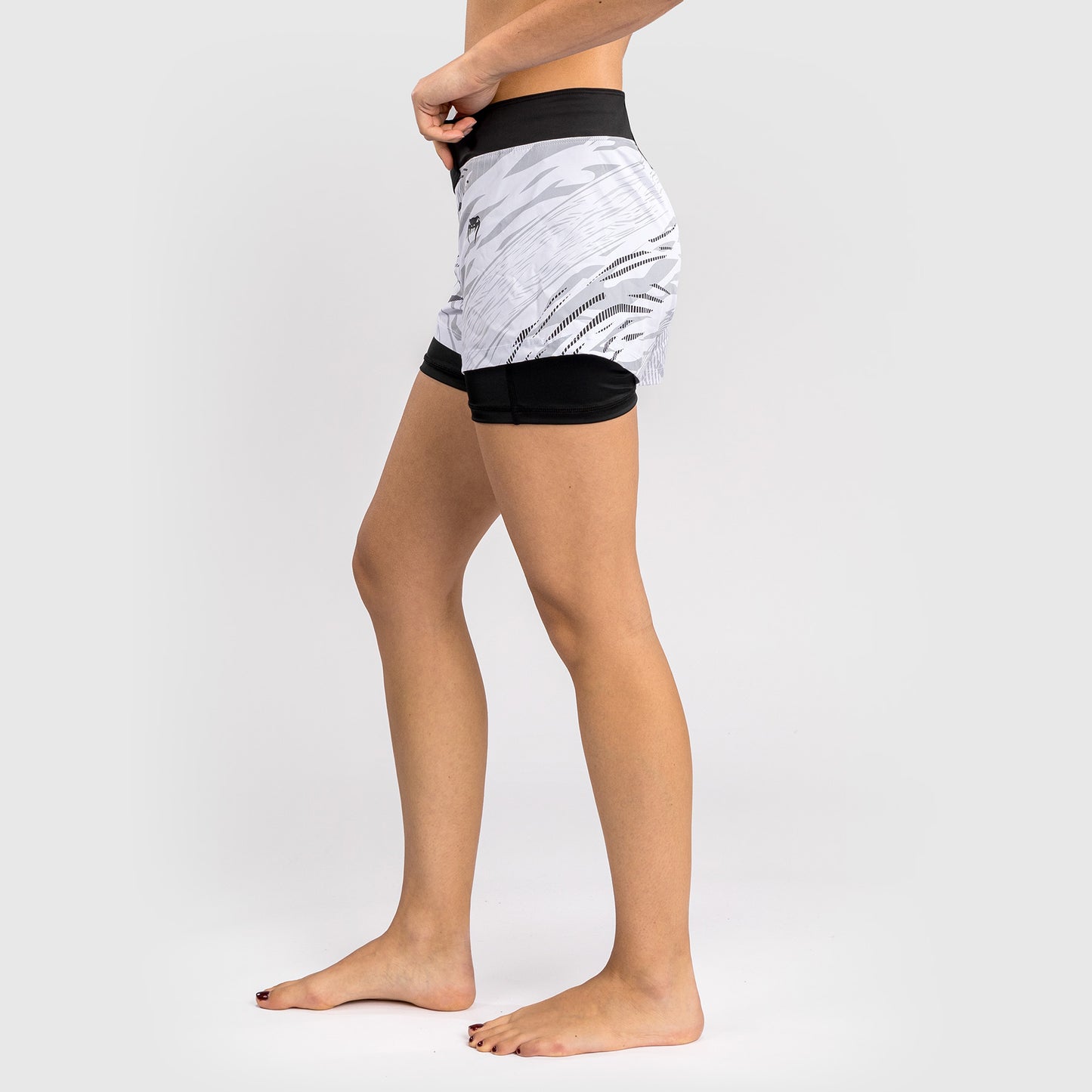UFC Fusion by Venum Personalizados Authentic Fight Night Shorts de Lucha para Mujer - Blanco