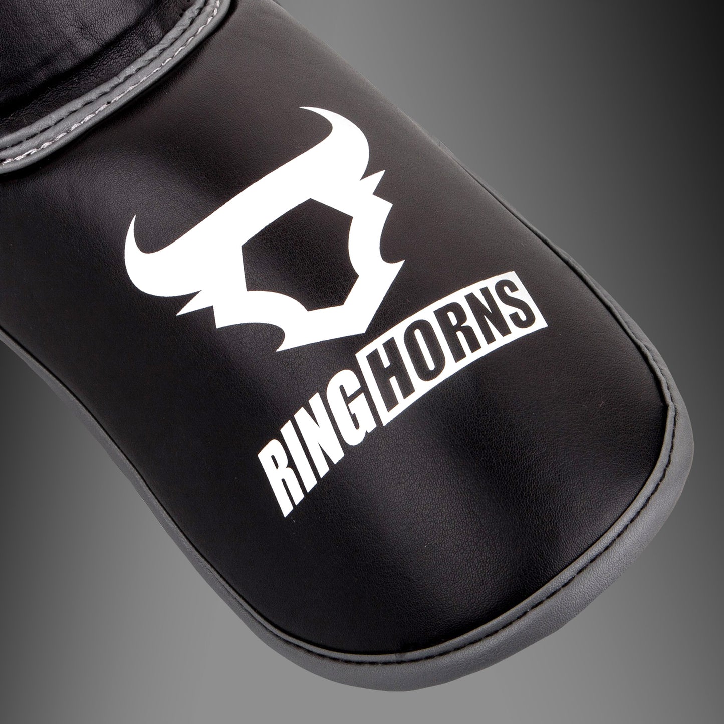 Ringhorns Charger by Venum Espinilleras y Protector de Pies – Negro