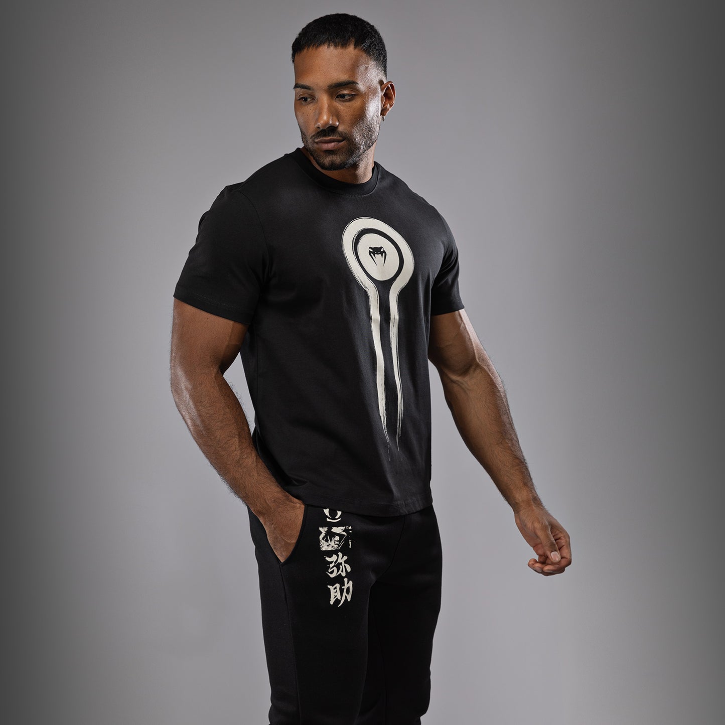 Venum x Assassin’s Creed Shadows Camiseta - Negra