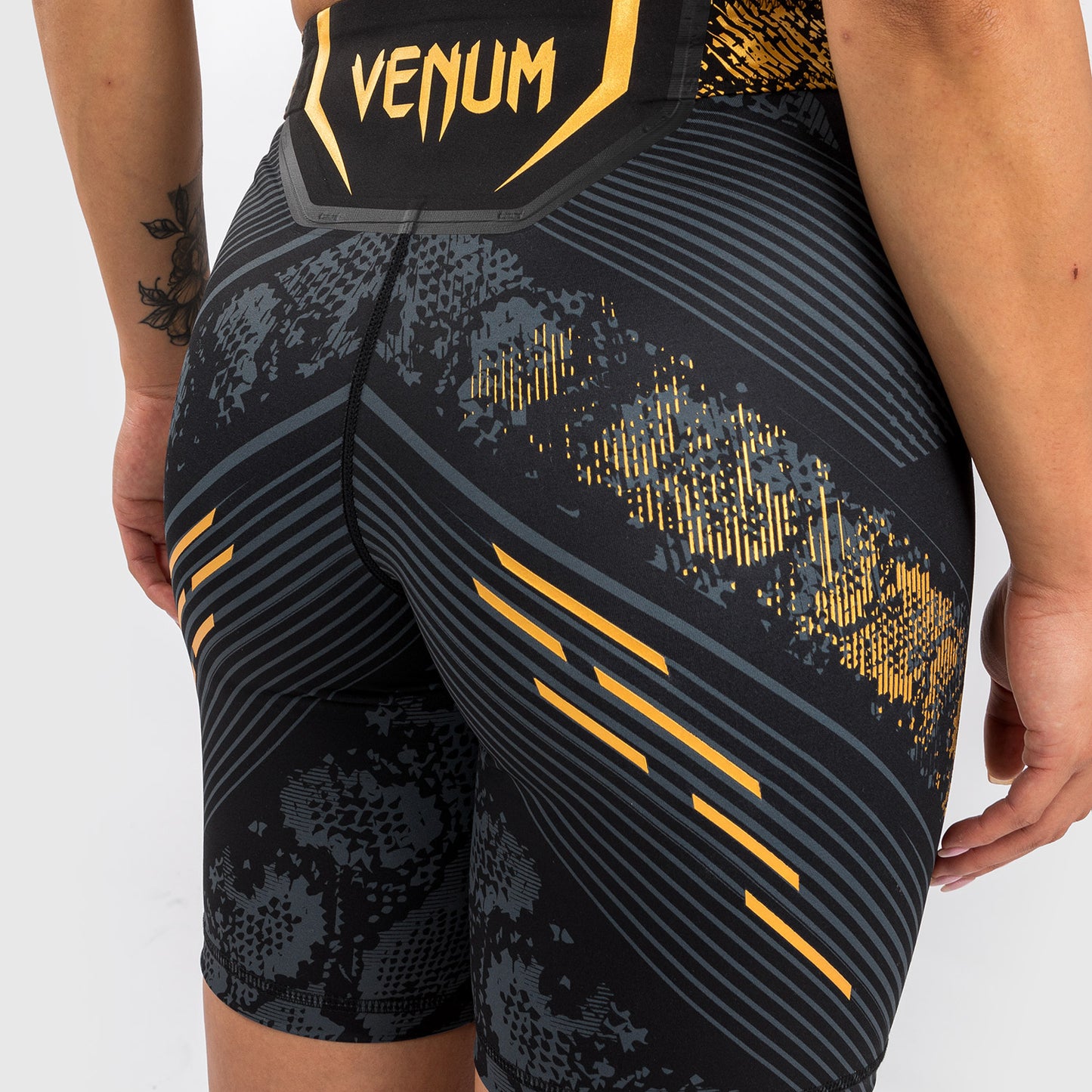 UFC Adrenaline by Venum Authentic Fight Night Short Vale Tudo para Mujer - Corte Largo - Champion