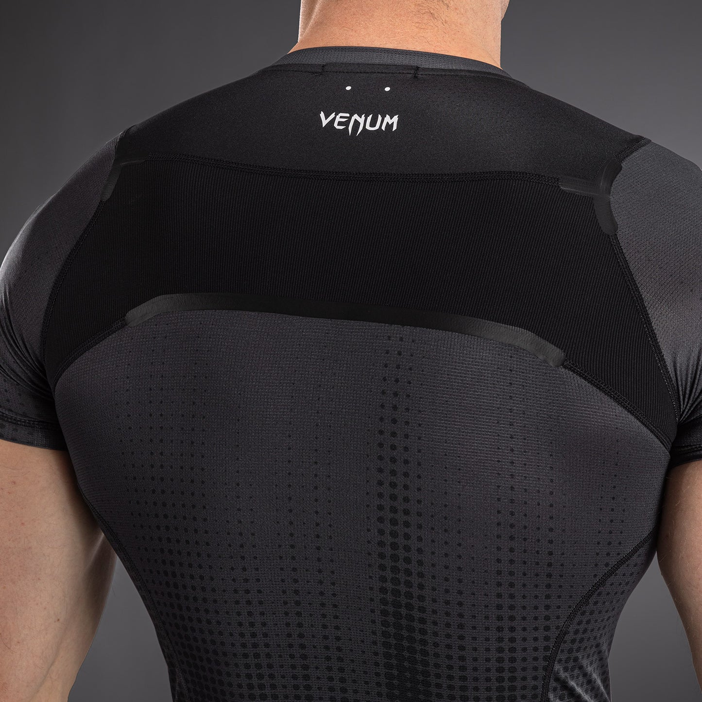 Venum Stealth Rashguard Manga Corta – Negro/Blanco