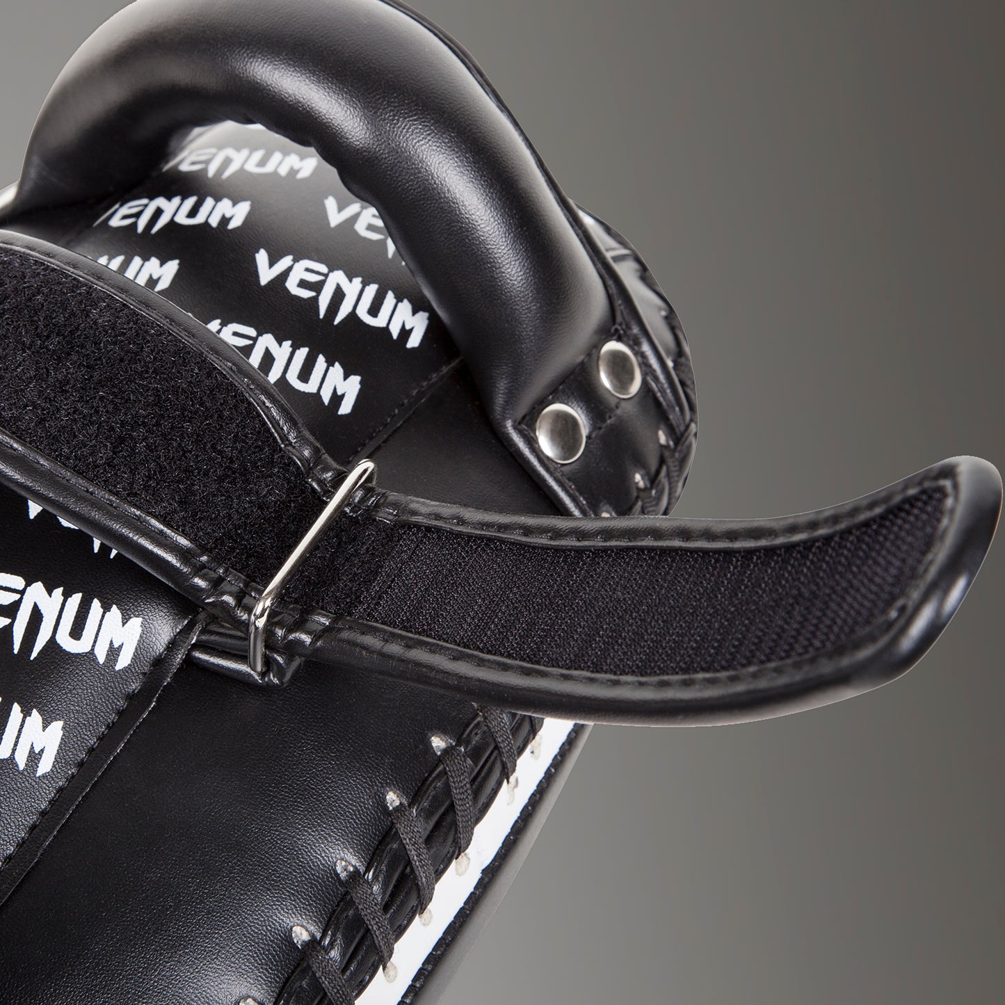 Venum Light Kick Pads – Piel Skintex – Negro/Hielo (Par)