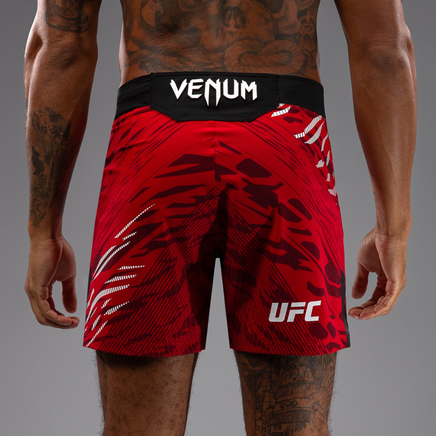 UFC Fusion by Venum Authentic Fight Night Shorts de Lucha para Hombre - Ajuste Corto - Rojo
