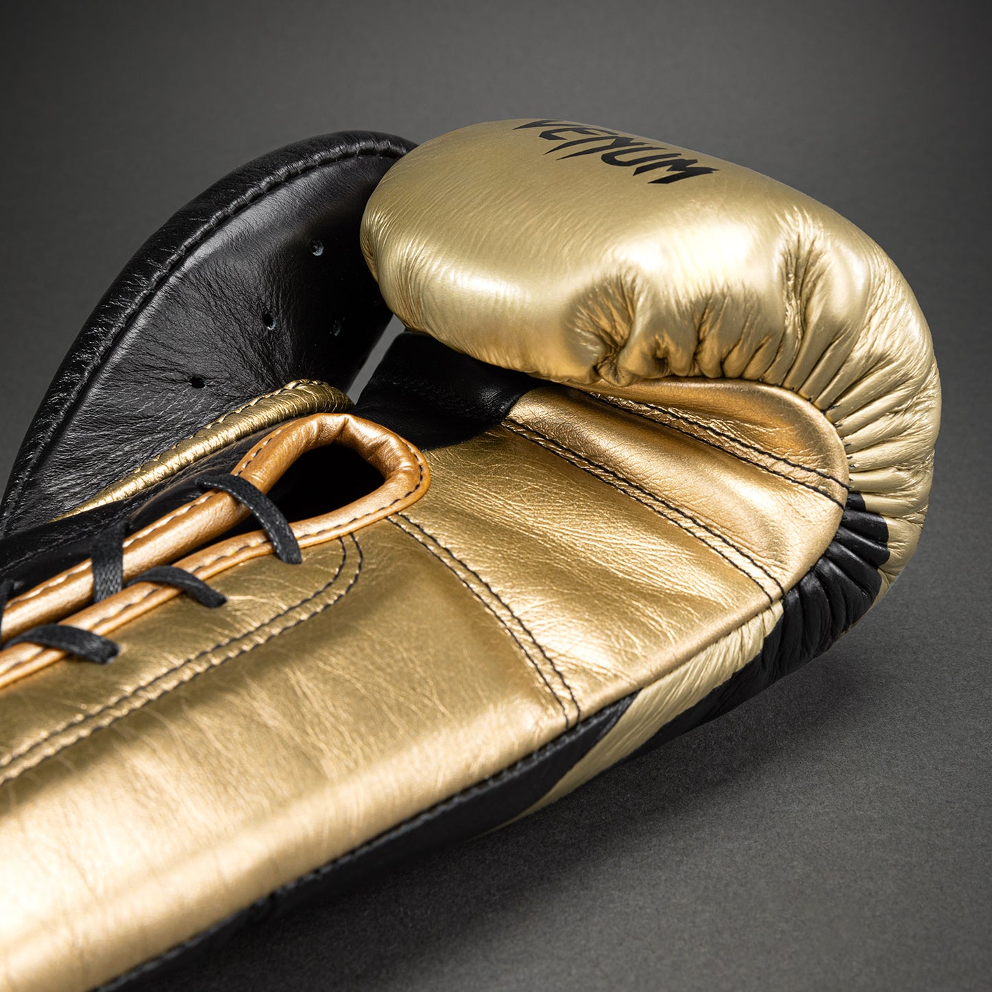Guantes de boxeo profesionales Venum Hammer con cordones - Negro/Dorado