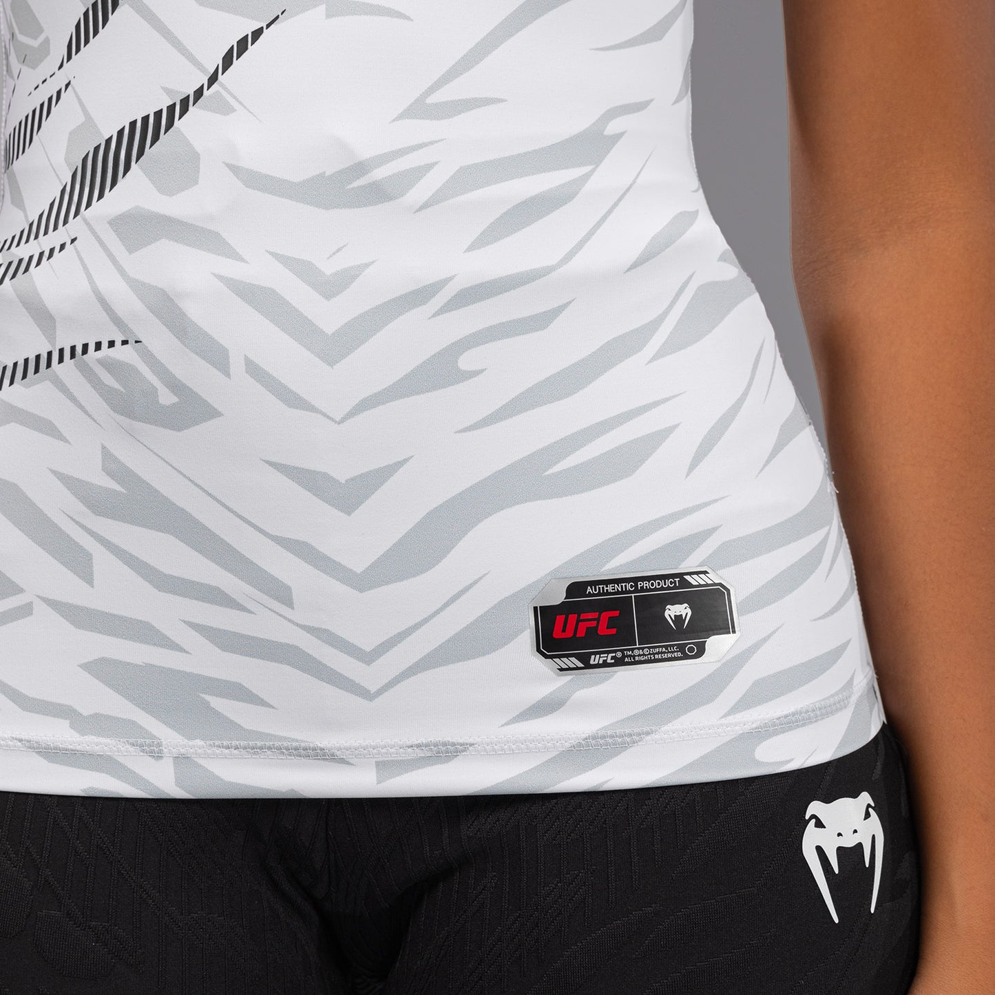 UFC Fusion by Venum Authentic Fight Night Rashguard de Manga Corta de Rendimiento para Mujer - Blanco