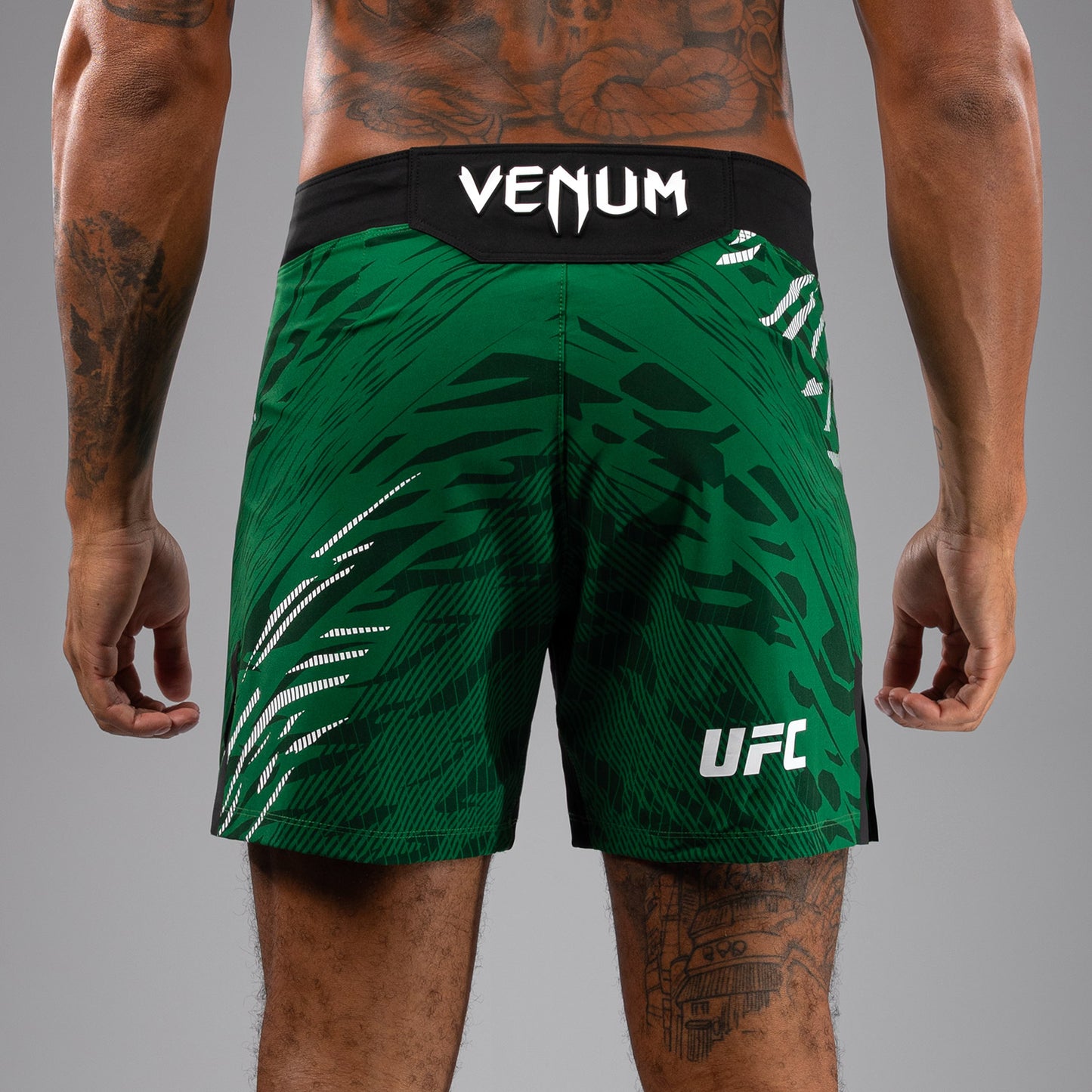 UFC Fusion by Venum Authentic Fight Night Shorts de Lucha para Hombre - Ajuste Corto - Verde