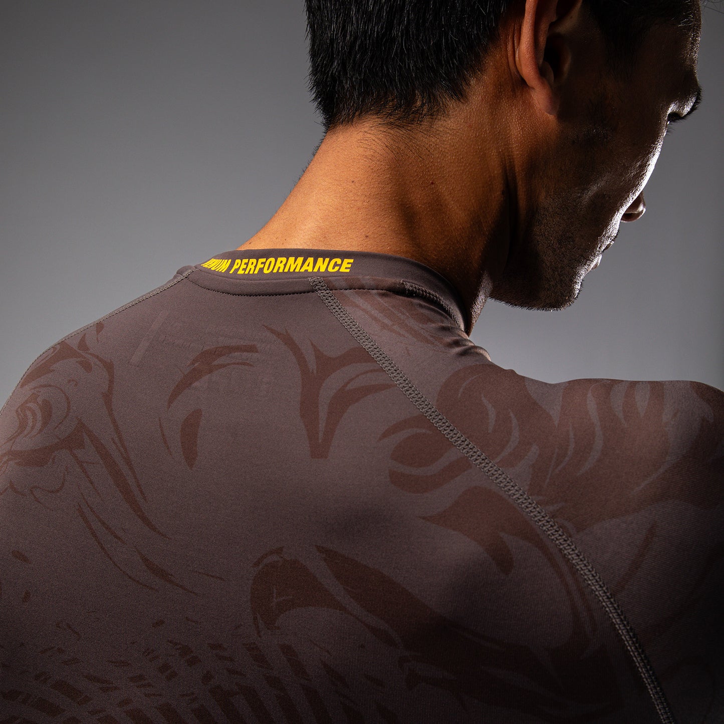 UFC Fusion by Venum Fight Week Rashguard de Manga Larga de Rendimiento para Hombre - Marrón tierra