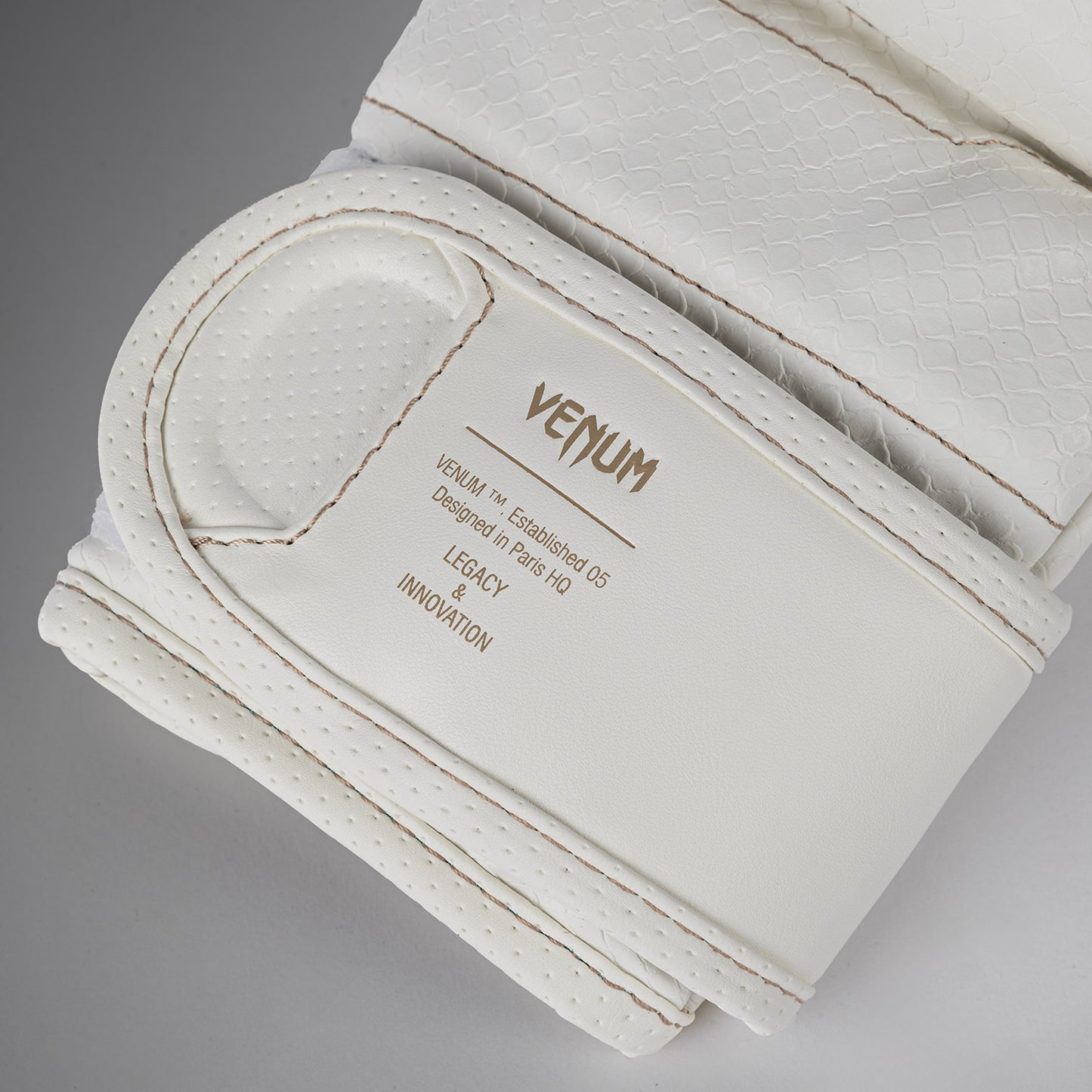 Venum Impact Evo Scales Guantes de Sparring MMA – Marfil