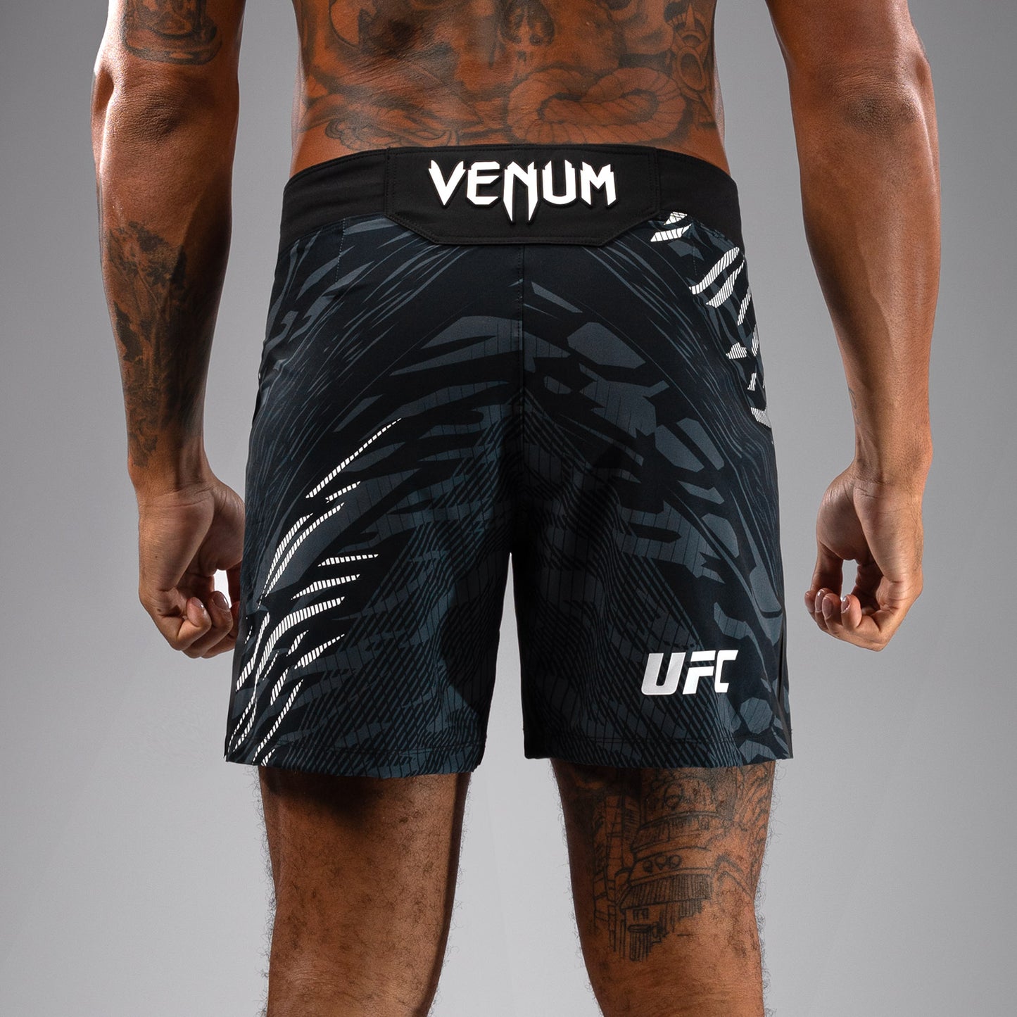 UFC Fusion by Venum Authentic Fight Night Shorts de Lucha para Hombre - Ajuste Corto - Negro