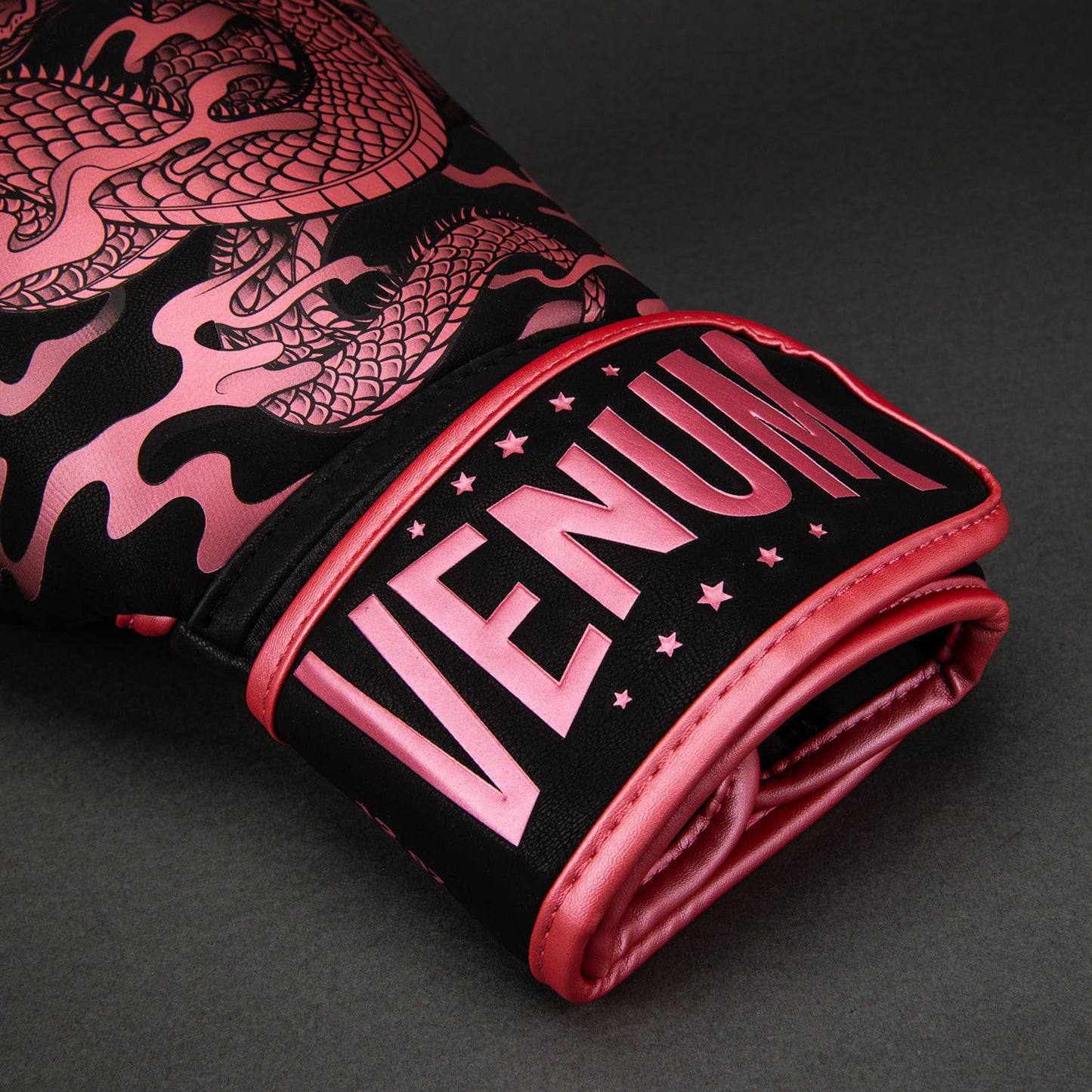 Guantes de boxeo Venum Dragon's Flight - Negro / Rosa metalizado